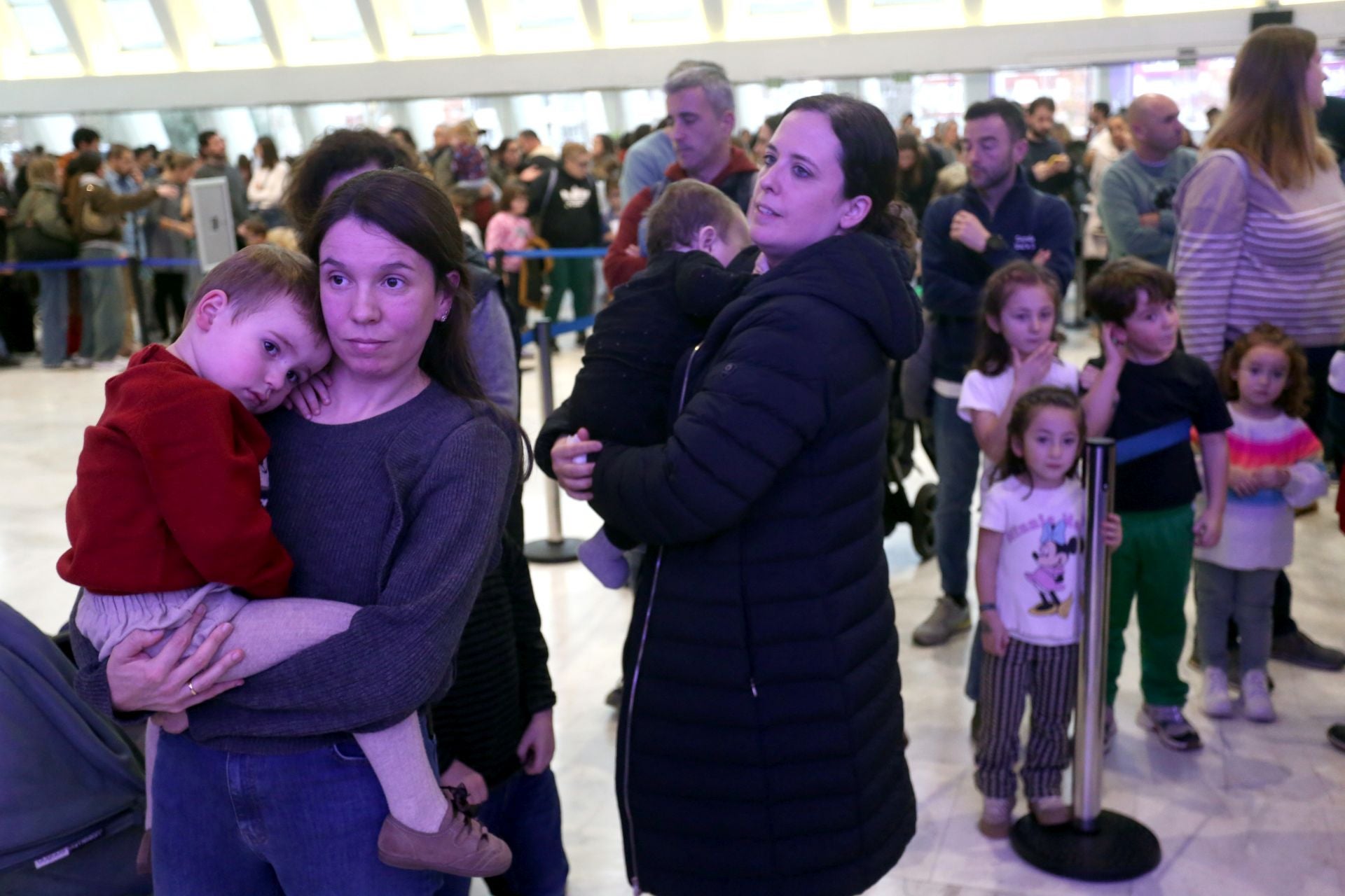 Cartas en mano y con una ilusión desbordante: así ha sido la recepción de los Reyes Magos a los niños de Oviedo