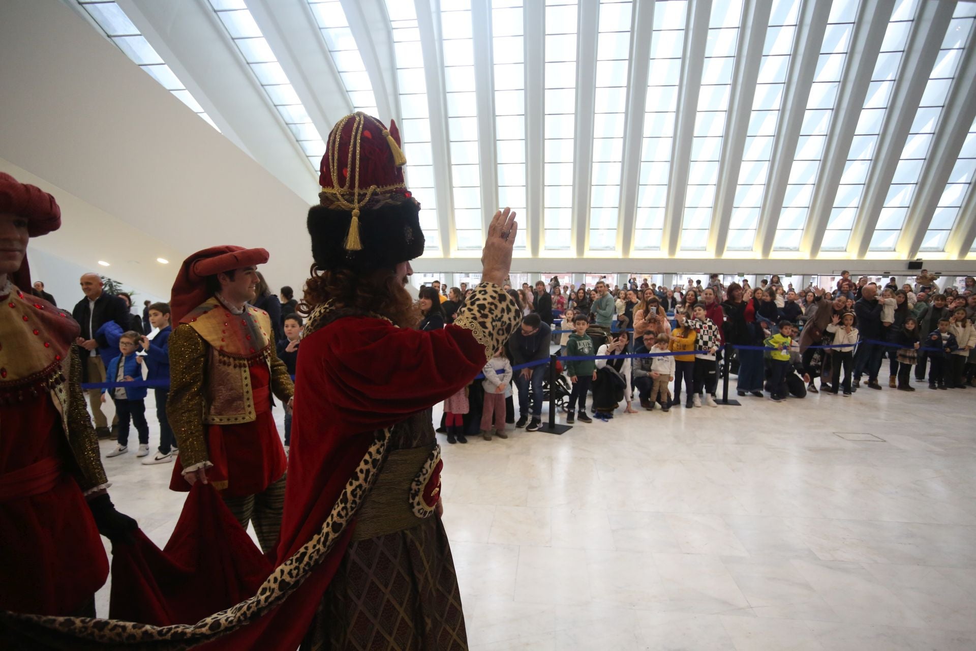 Cartas en mano y con una ilusión desbordante: así ha sido la recepción de los Reyes Magos a los niños de Oviedo