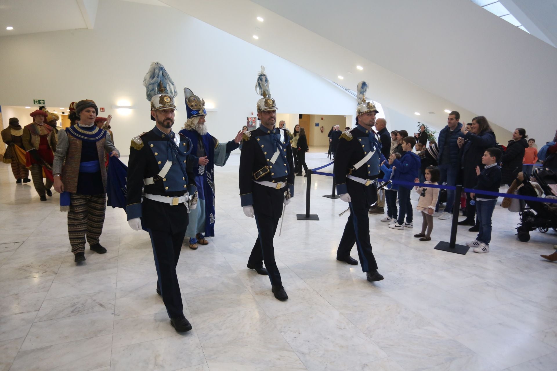 Cartas en mano y con una ilusión desbordante: así ha sido la recepción de los Reyes Magos a los niños de Oviedo