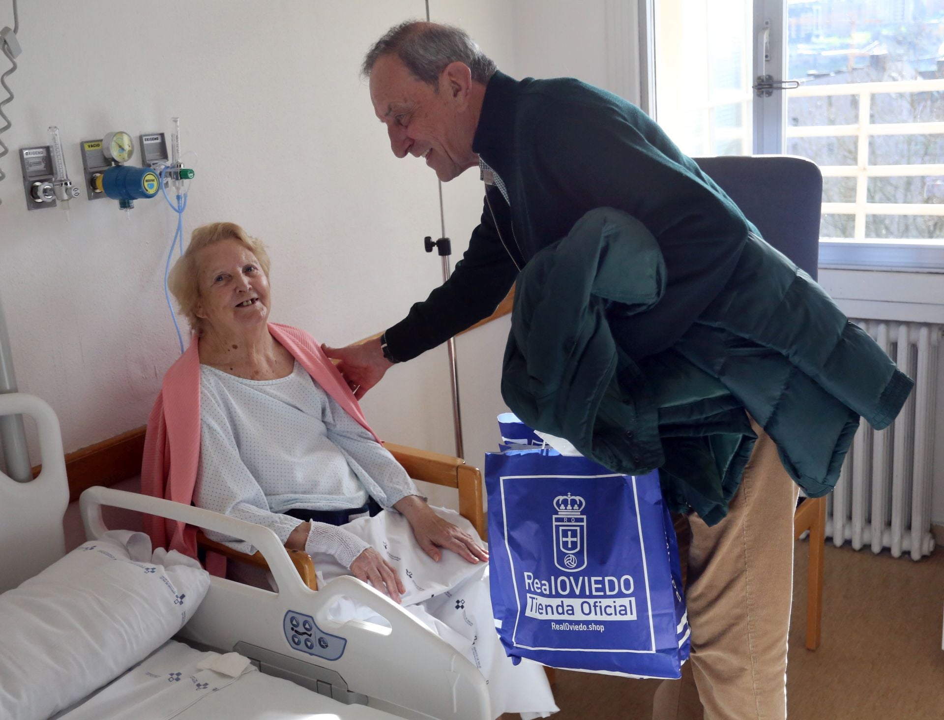 Los veteranos del Sporting y del Real Oviedo visitan a los pacientes del Hospital Monte Naranco