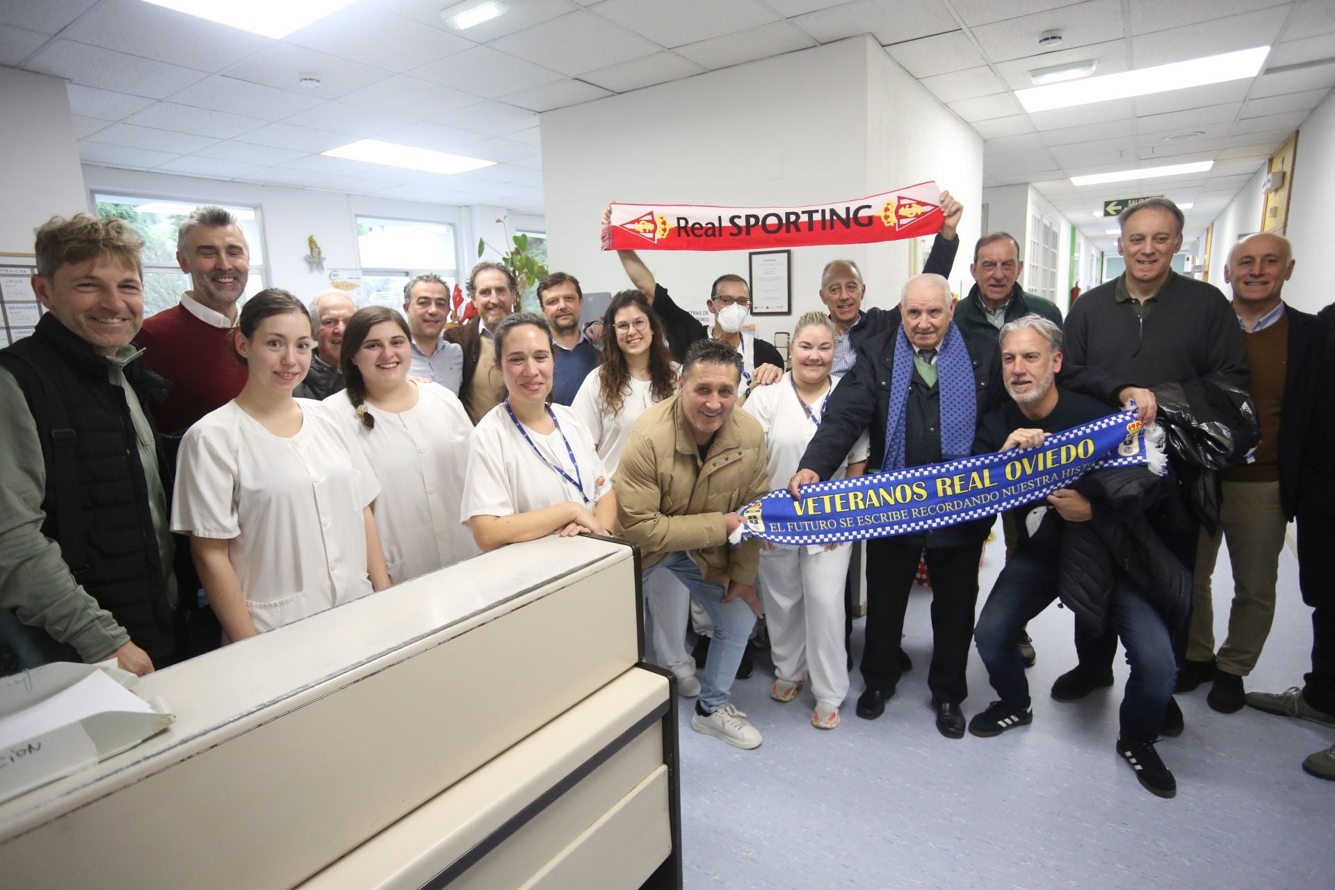 Los veteranos del Sporting y del Real Oviedo visitan a los pacientes del Hospital Monte Naranco