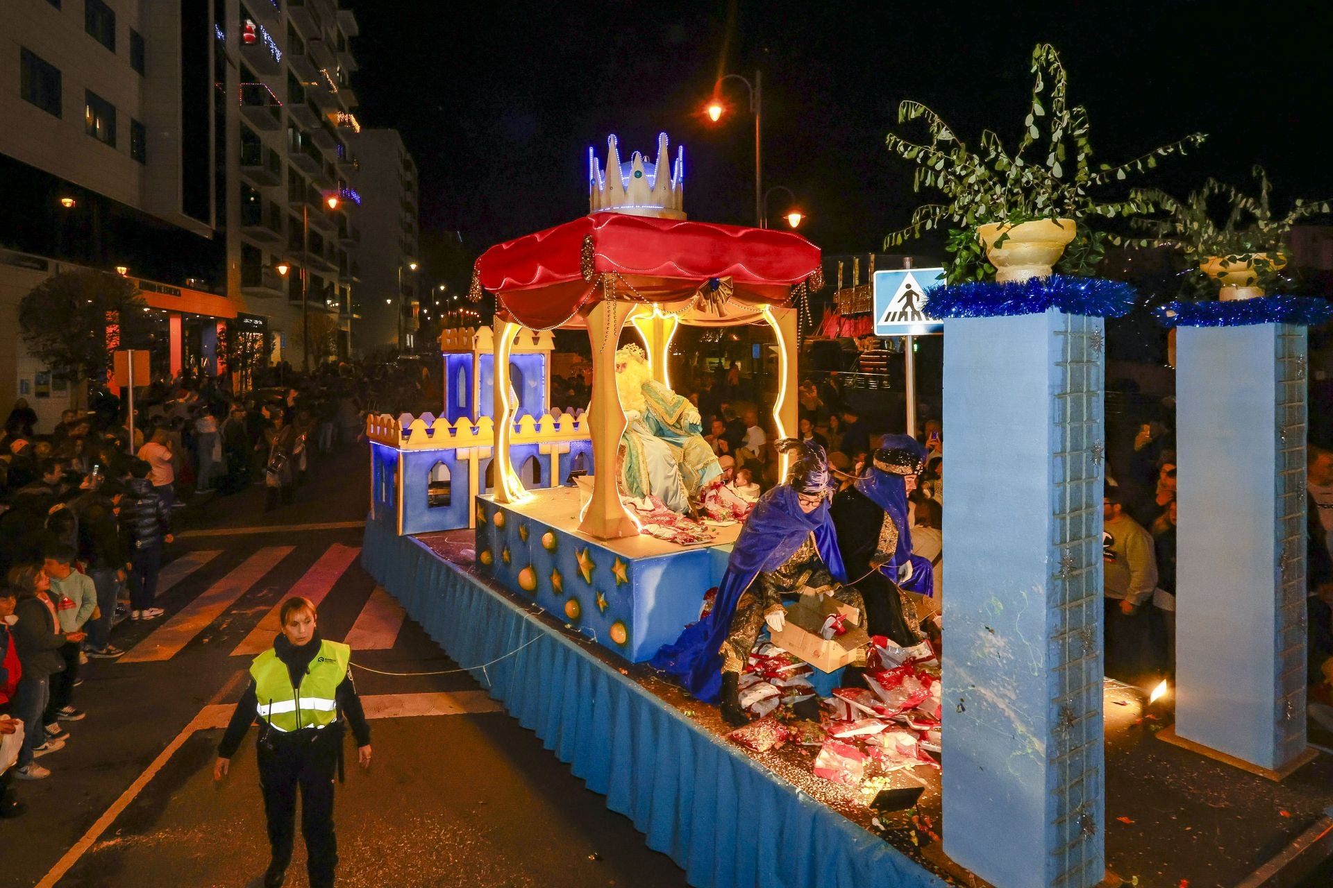 ¡Vivan los Reyes Magos!: Avilés estalla de ilusión en una cabalgata mágica
