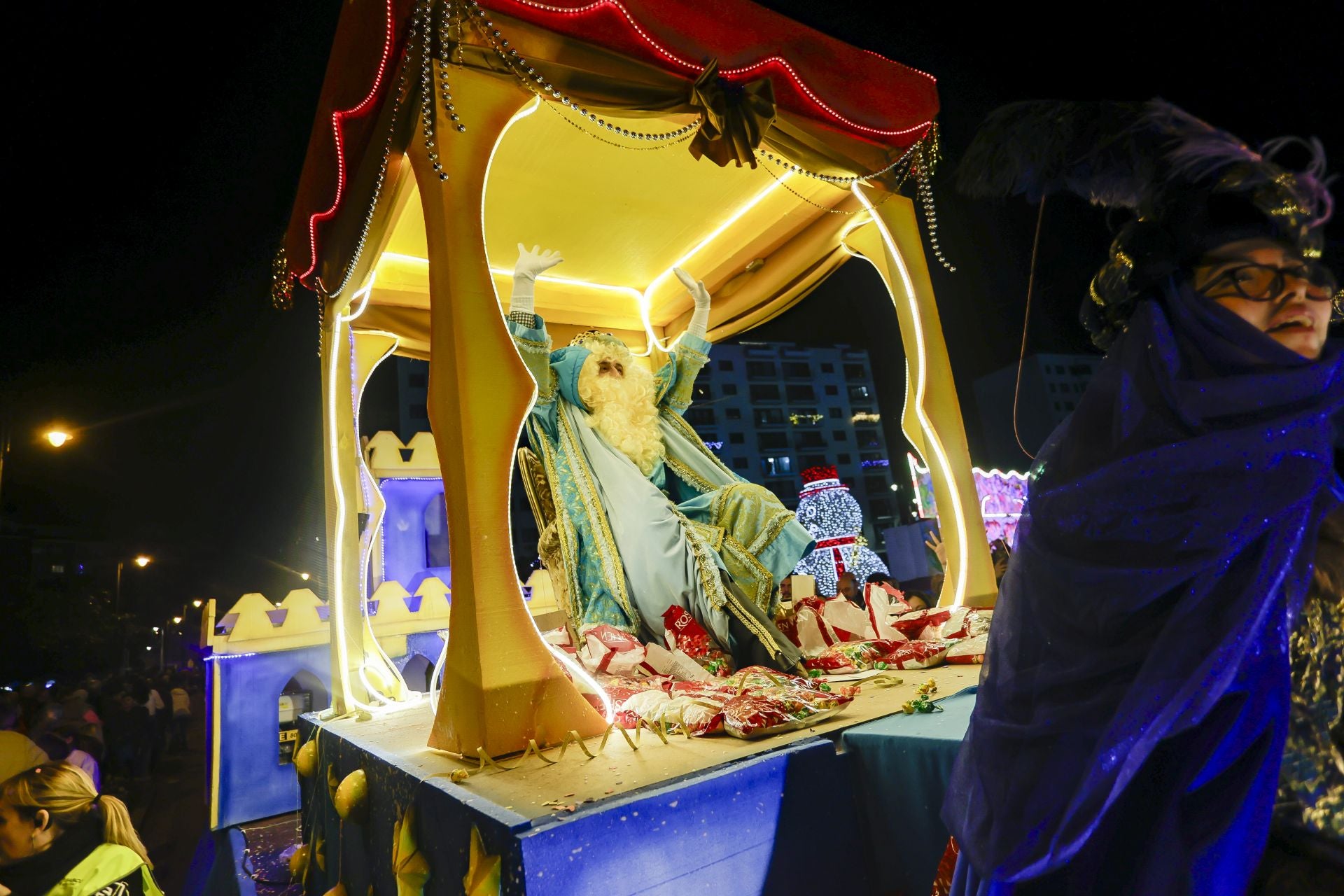 ¡Vivan los Reyes Magos!: Avilés estalla de ilusión en una cabalgata mágica