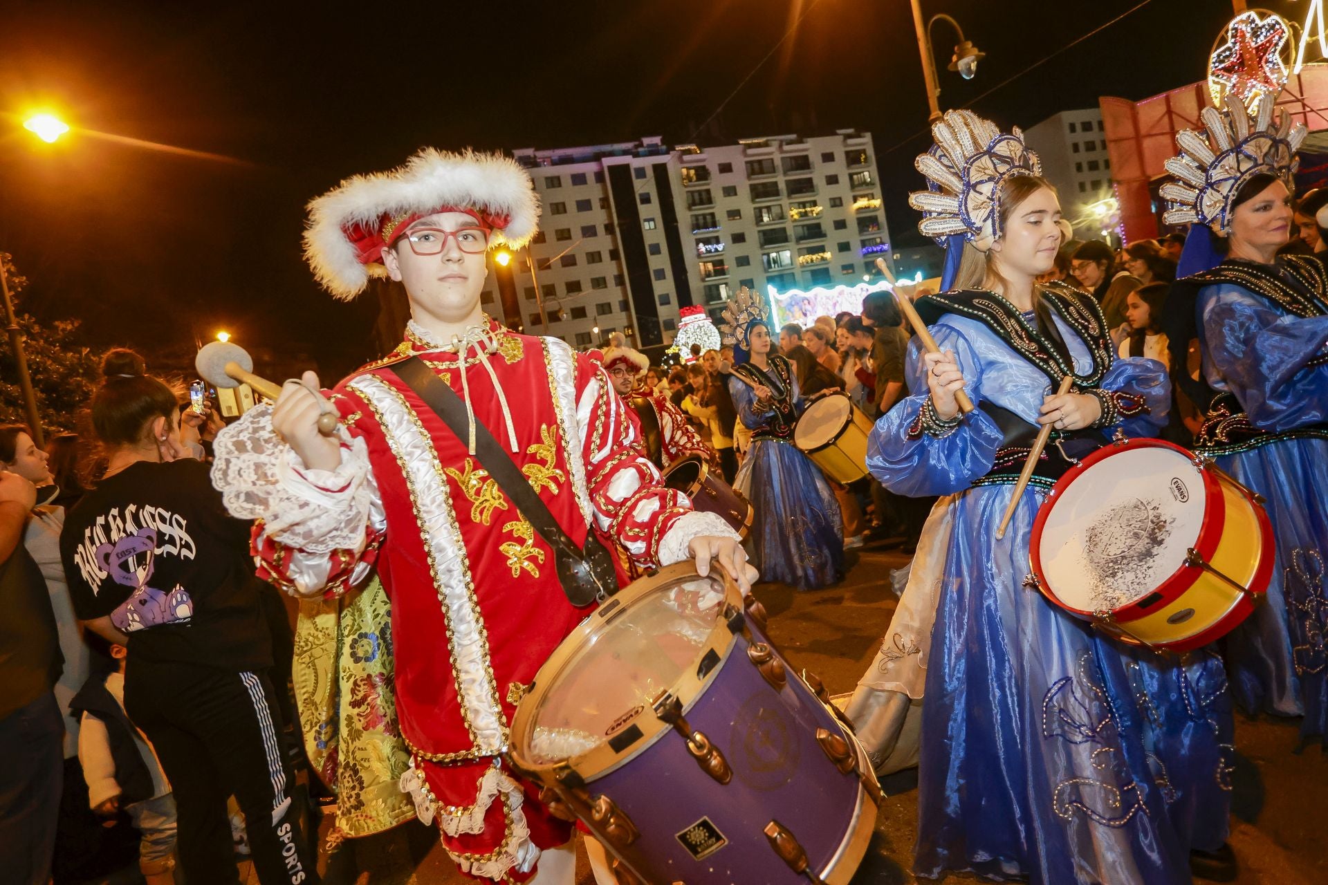 ¡Vivan los Reyes Magos!: Avilés estalla de ilusión en una cabalgata mágica