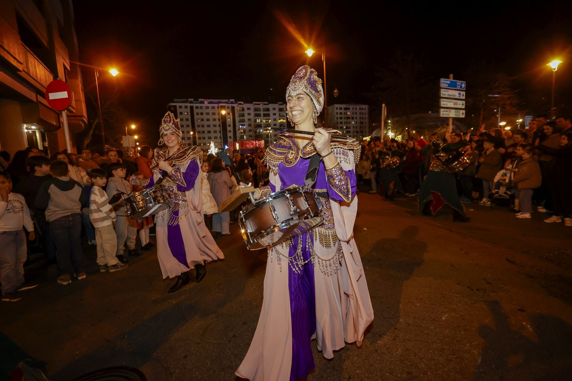 ¡Vivan los Reyes Magos!: Avilés estalla de ilusión en una cabalgata mágica