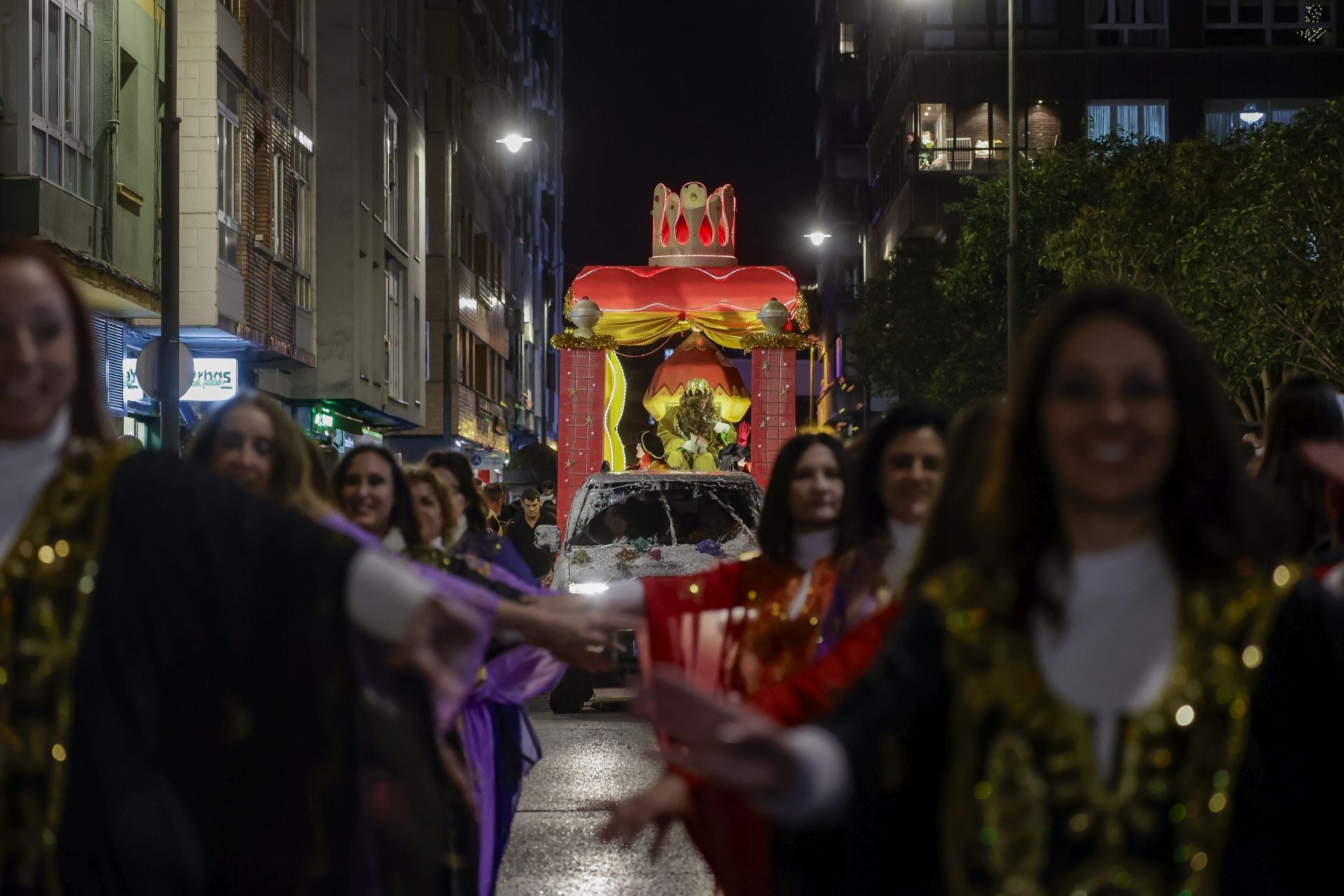 ¡Vivan los Reyes Magos!: Avilés estalla de ilusión en una cabalgata mágica