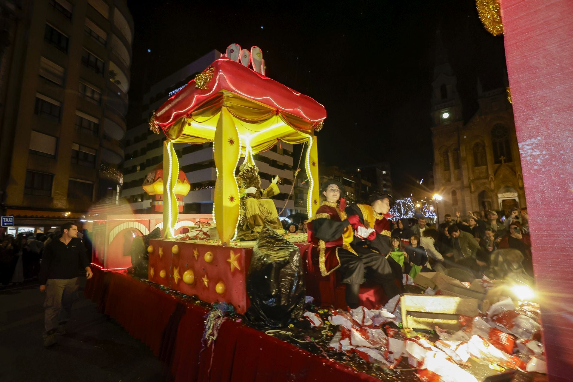 ¡Vivan los Reyes Magos!: Avilés estalla de ilusión en una cabalgata mágica