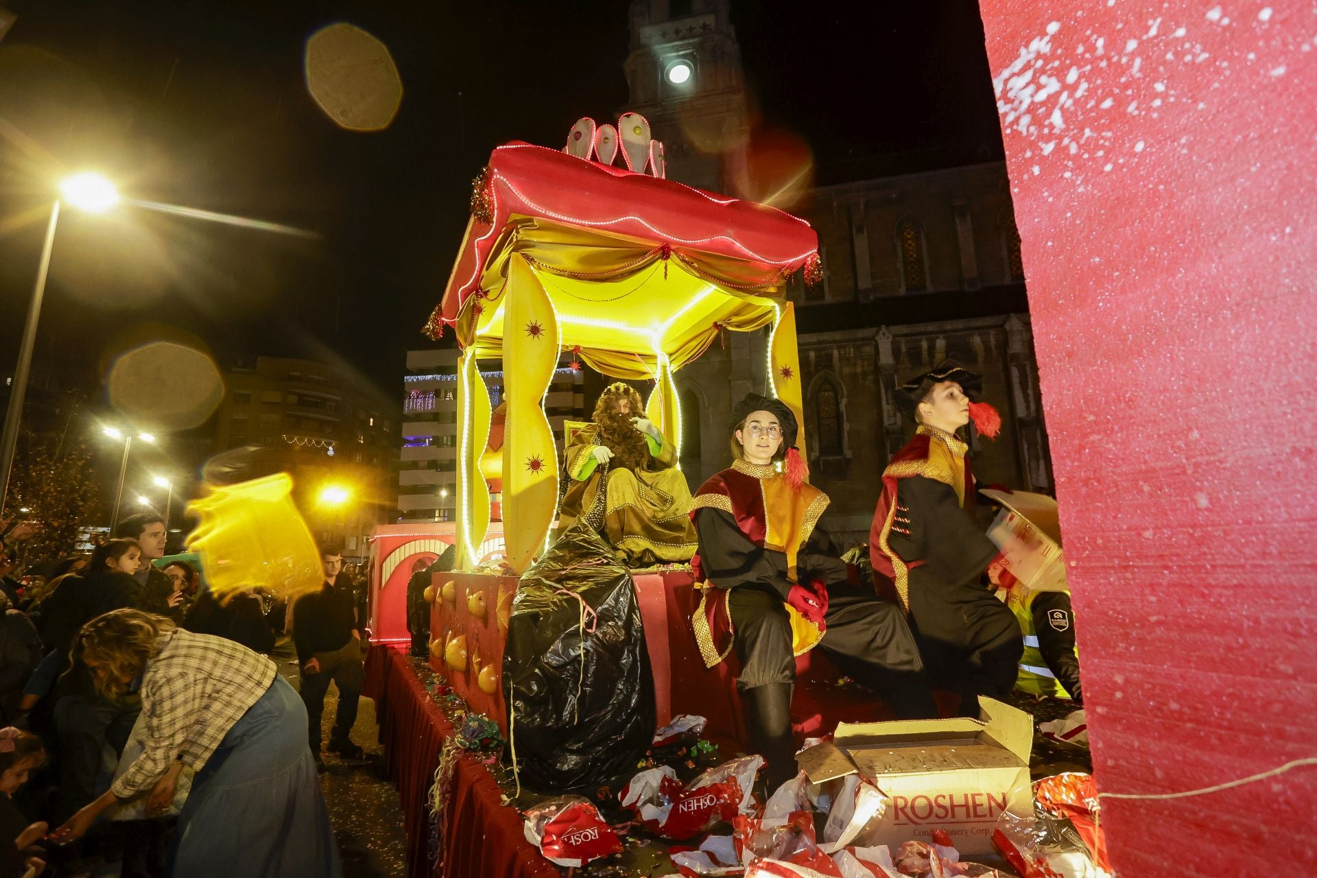 ¡Vivan los Reyes Magos!: Avilés estalla de ilusión en una cabalgata mágica