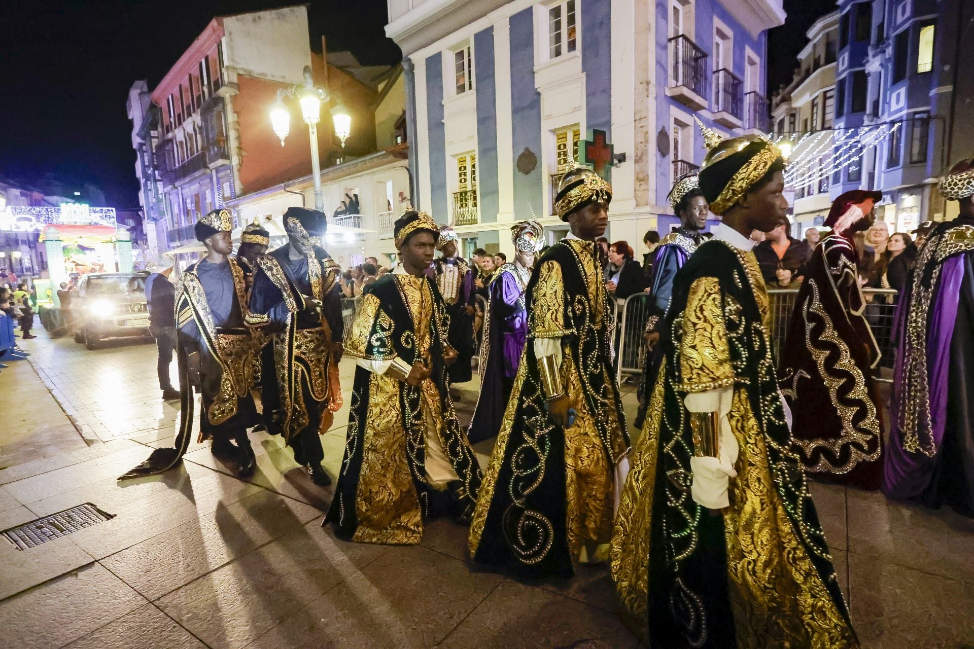 ¡Vivan los Reyes Magos!: Avilés estalla de ilusión en una cabalgata mágica