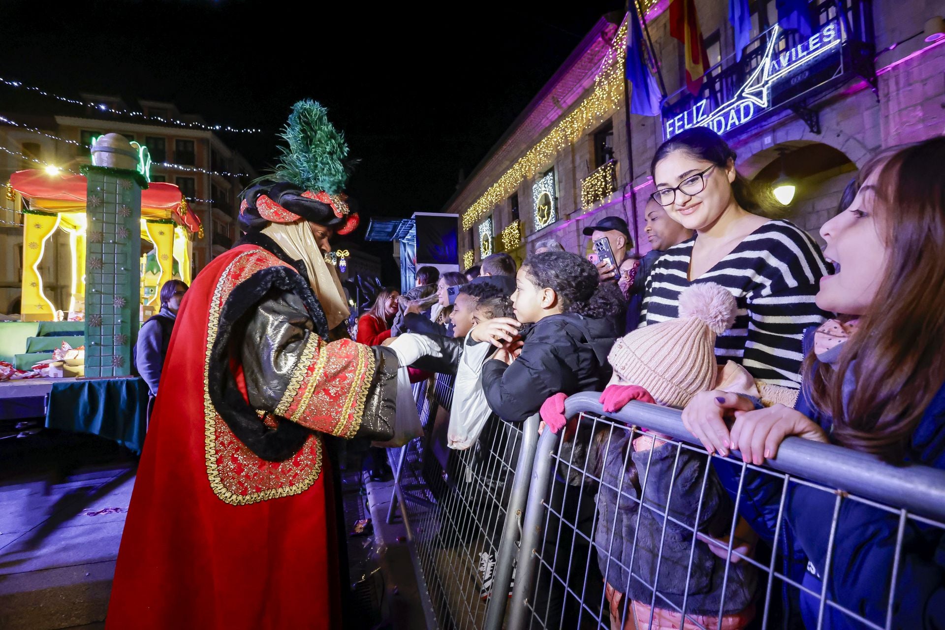 ¡Vivan los Reyes Magos!: Avilés estalla de ilusión en una cabalgata mágica