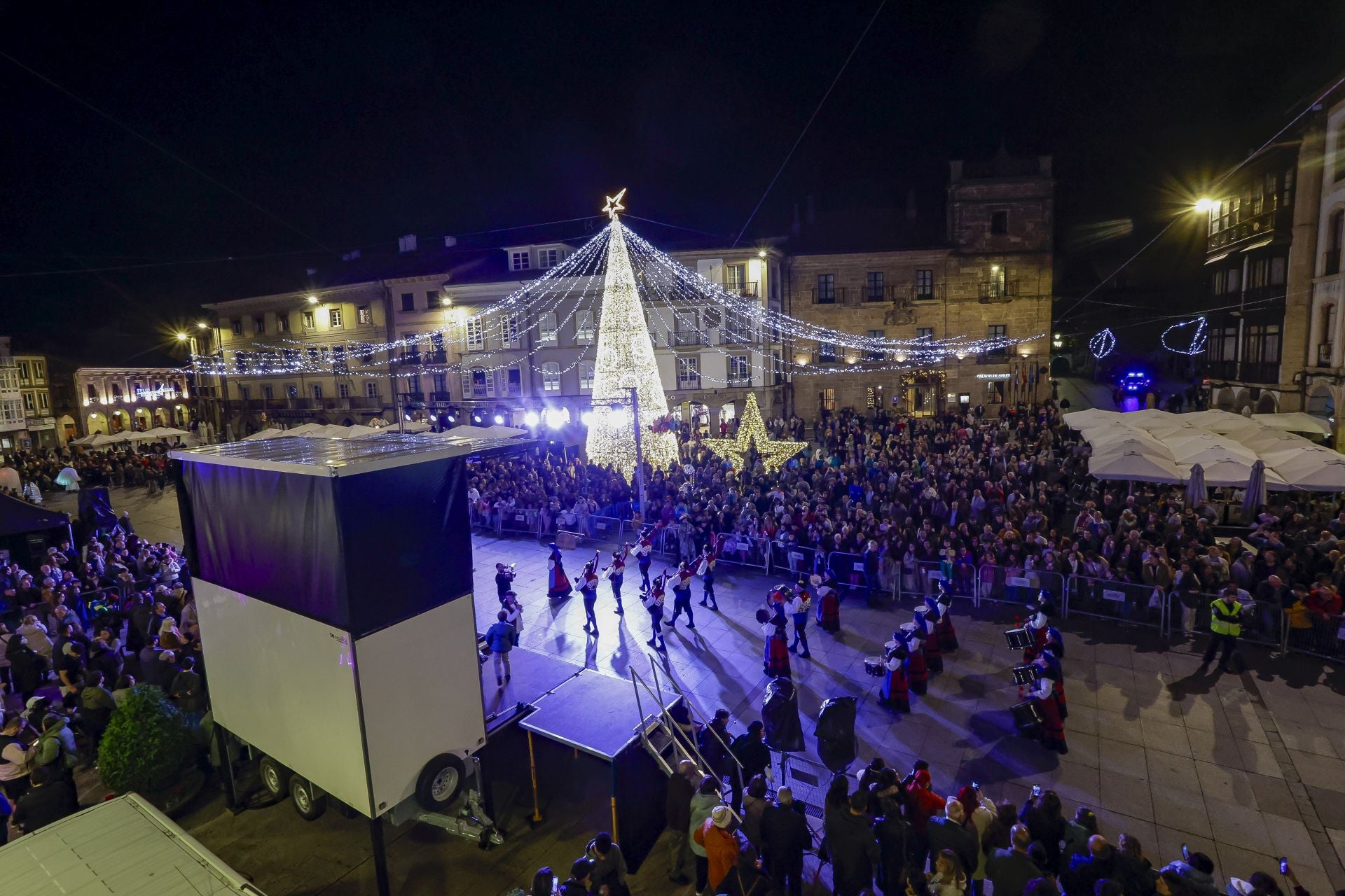 ¡Vivan los Reyes Magos!: Avilés estalla de ilusión en una cabalgata mágica