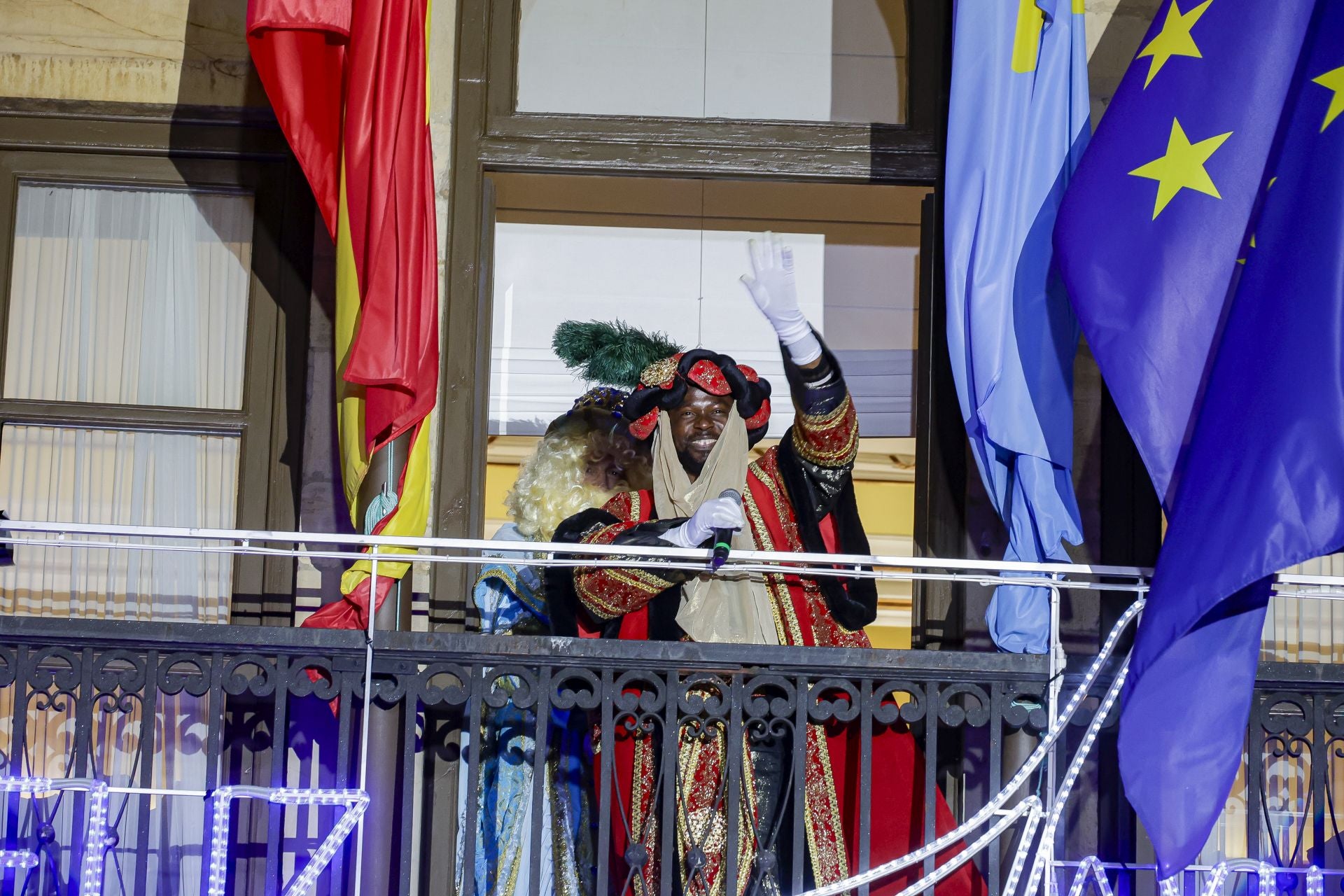 ¡Vivan los Reyes Magos!: Avilés estalla de ilusión en una cabalgata mágica