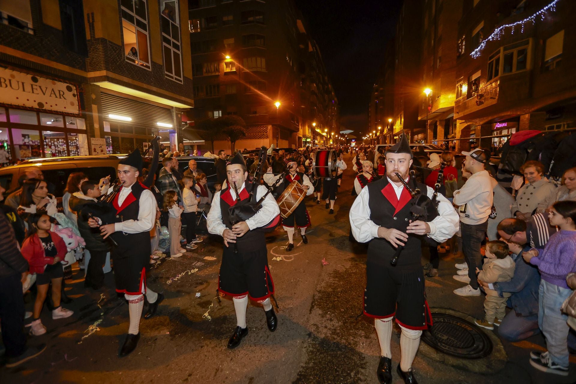 ¡Vivan los Reyes Magos!: Avilés estalla de ilusión en una cabalgata mágica