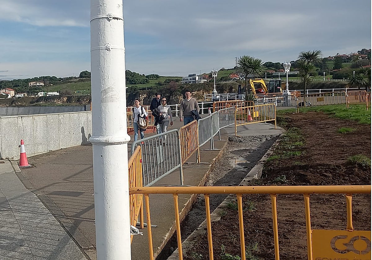 Tramo en obras junto a la plazoleta del Monumento a la Madre del Emigrante.