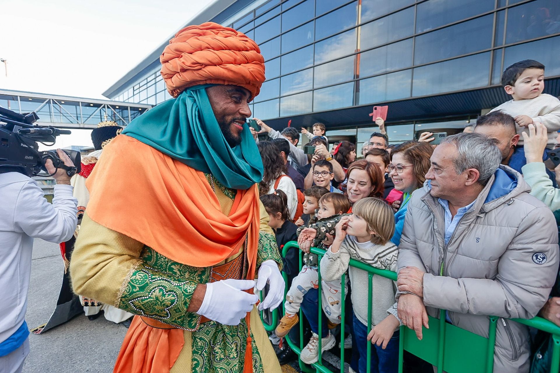 Multitudinario recibimiento a los Reyes Magos en el aeropuerto de Asturias