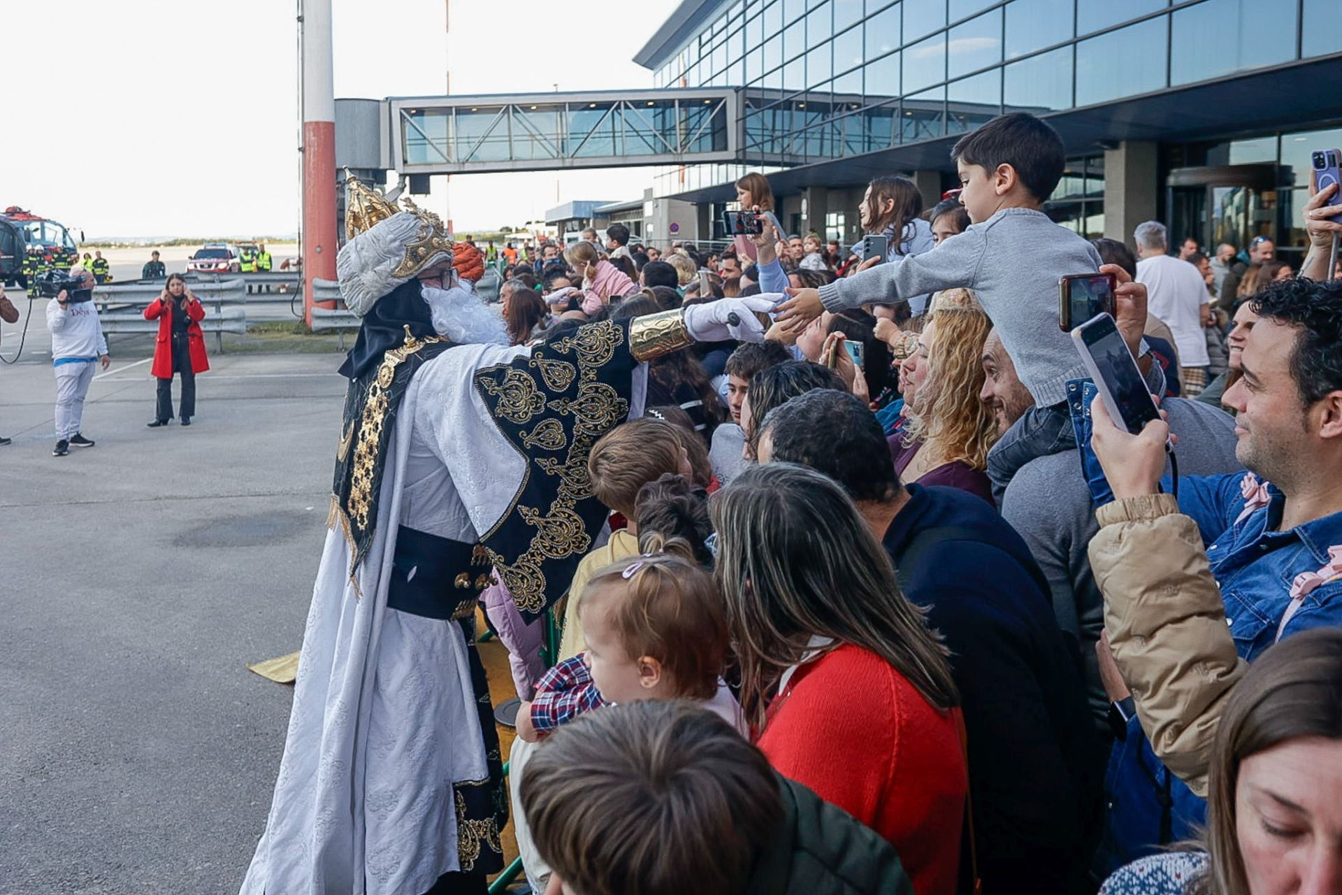 Multitudinario recibimiento a los Reyes Magos en el aeropuerto de Asturias