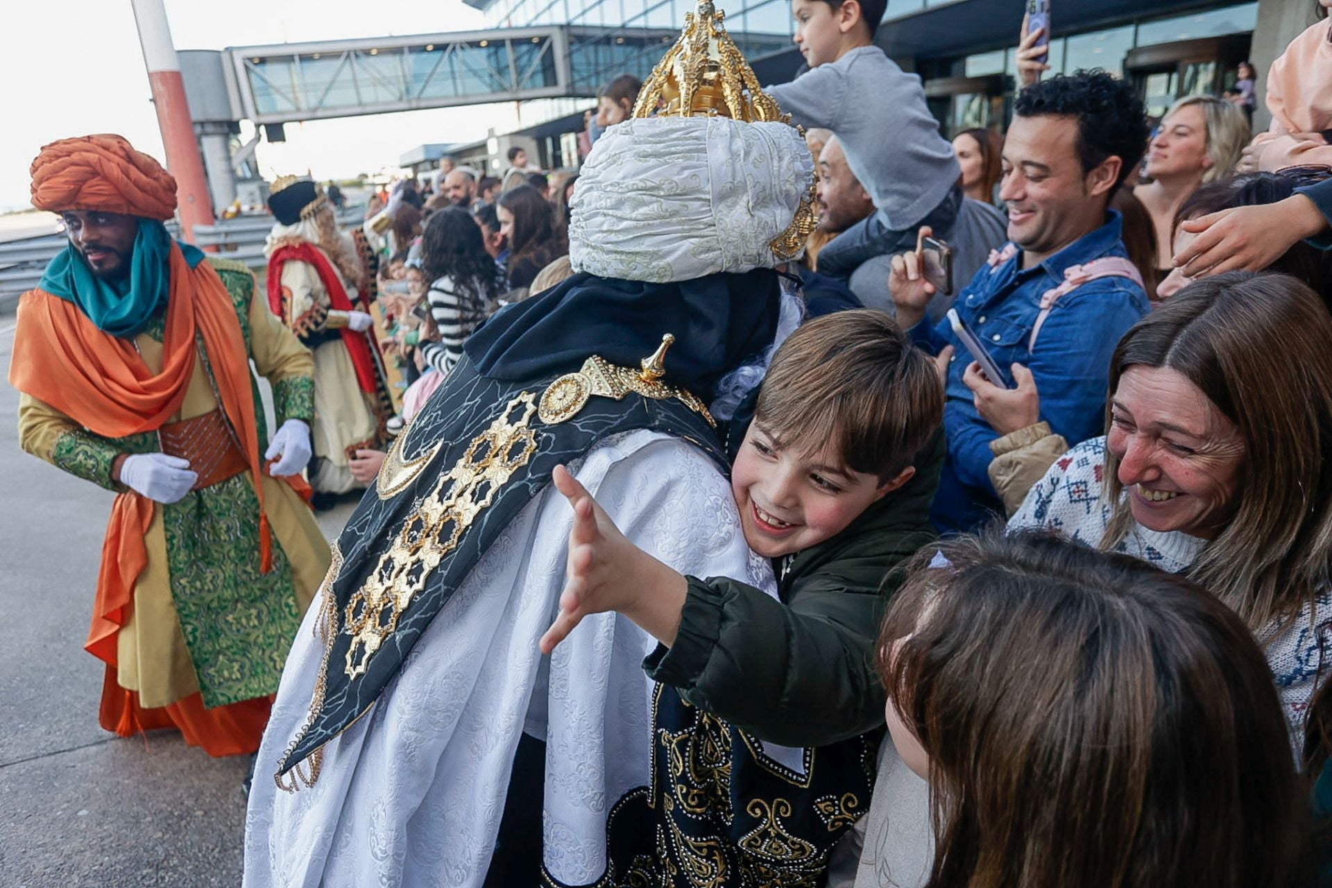 Multitudinario recibimiento a los Reyes Magos en el aeropuerto de Asturias