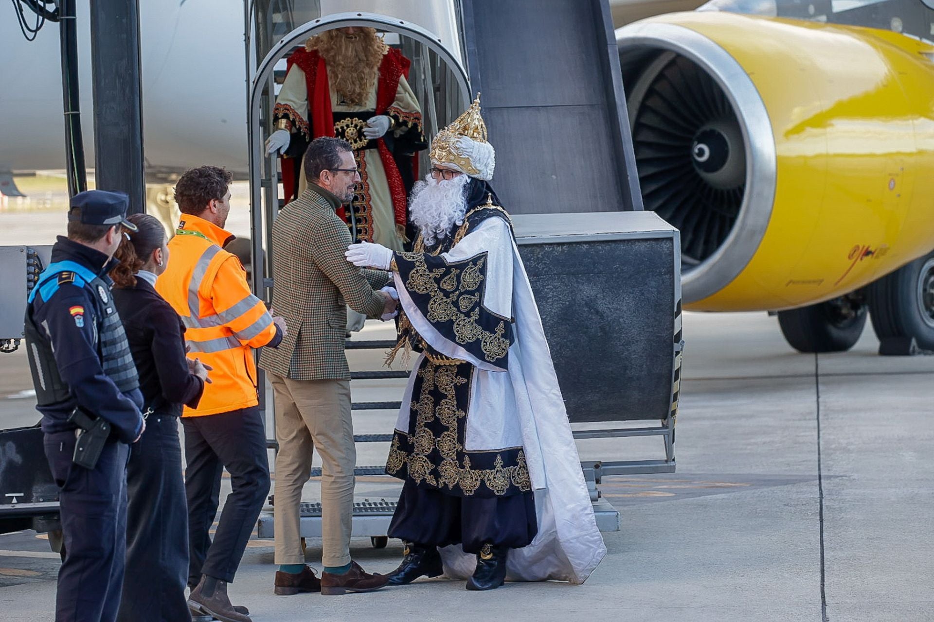 Multitudinario recibimiento a los Reyes Magos en el aeropuerto de Asturias