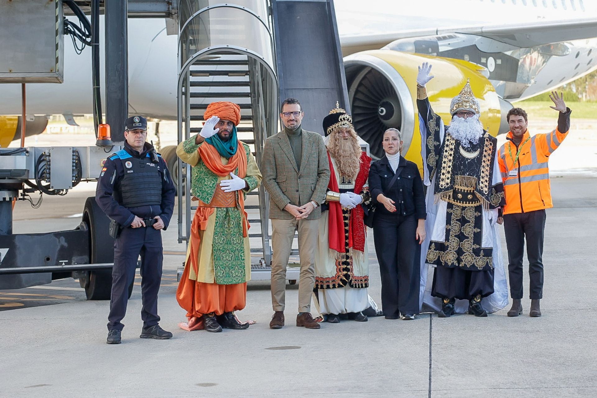 Multitudinario recibimiento a los Reyes Magos en el aeropuerto de Asturias