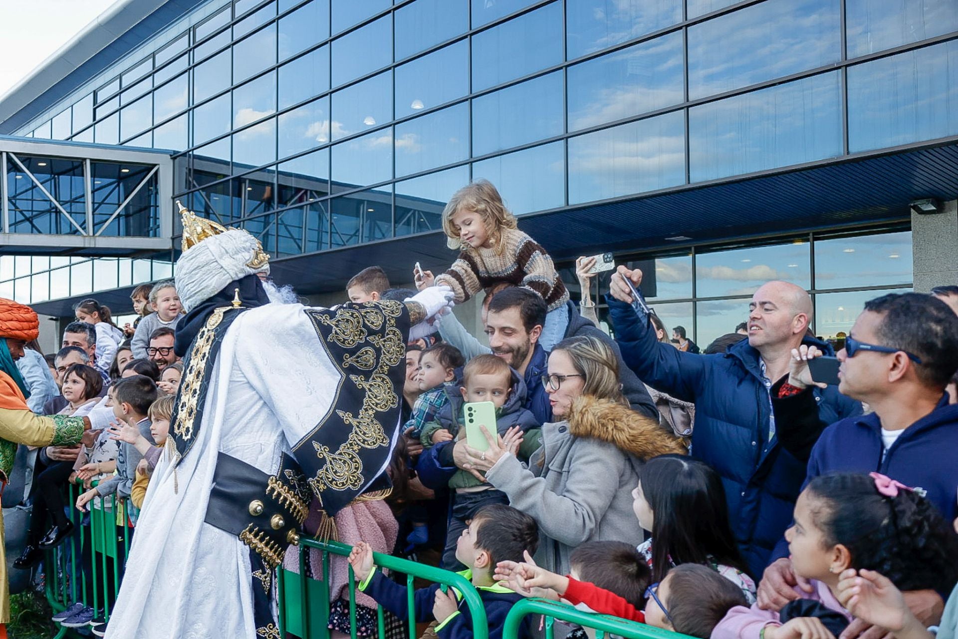 Multitudinario recibimiento a los Reyes Magos en el aeropuerto de Asturias