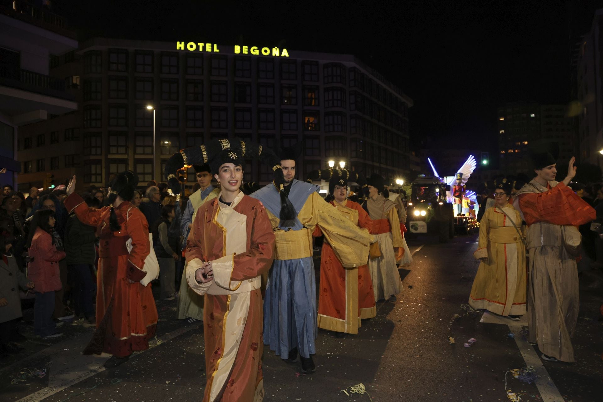 Los Reyes Magos regalan alegría en Gijón en una cabalgata mágica