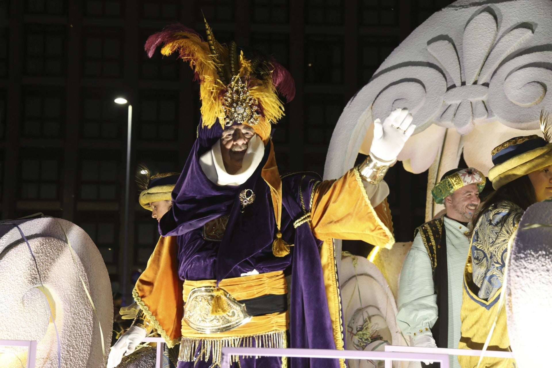 Los Reyes Magos regalan alegría en Gijón en una cabalgata mágica