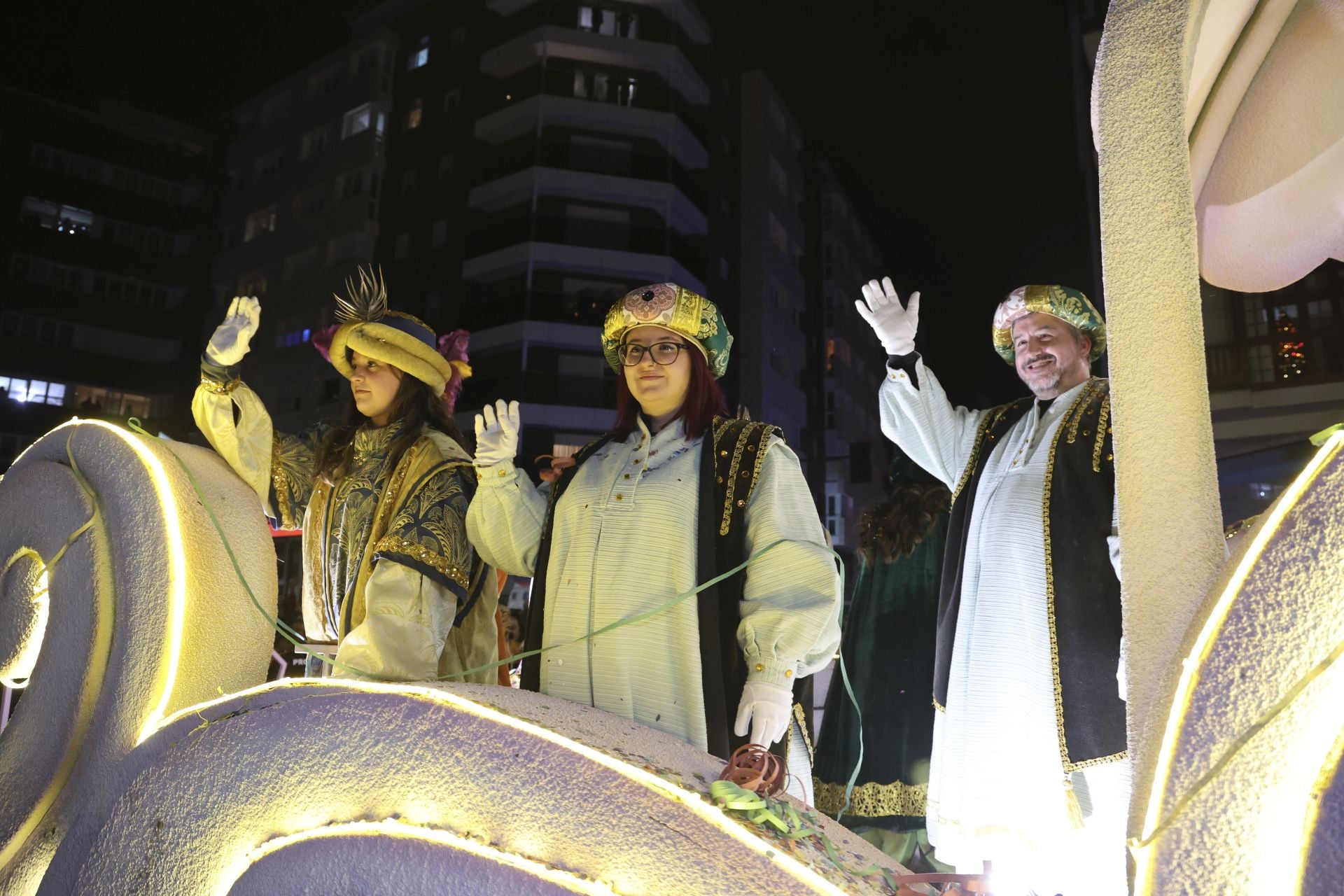 Los Reyes Magos regalan alegría en Gijón en una cabalgata mágica