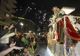 Los Reyes Magos regalan alegría en Gijón en una cabalgata mágica