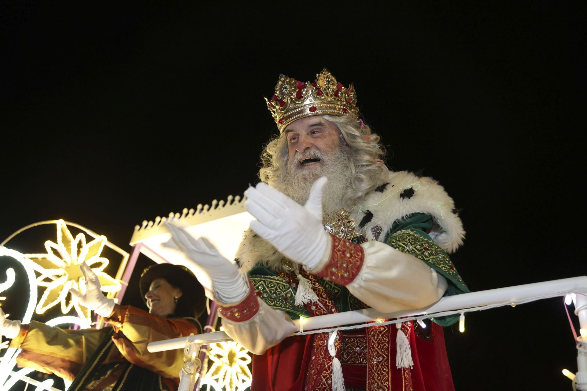 Los Reyes Magos regalan alegría en Gijón en una cabalgata mágica