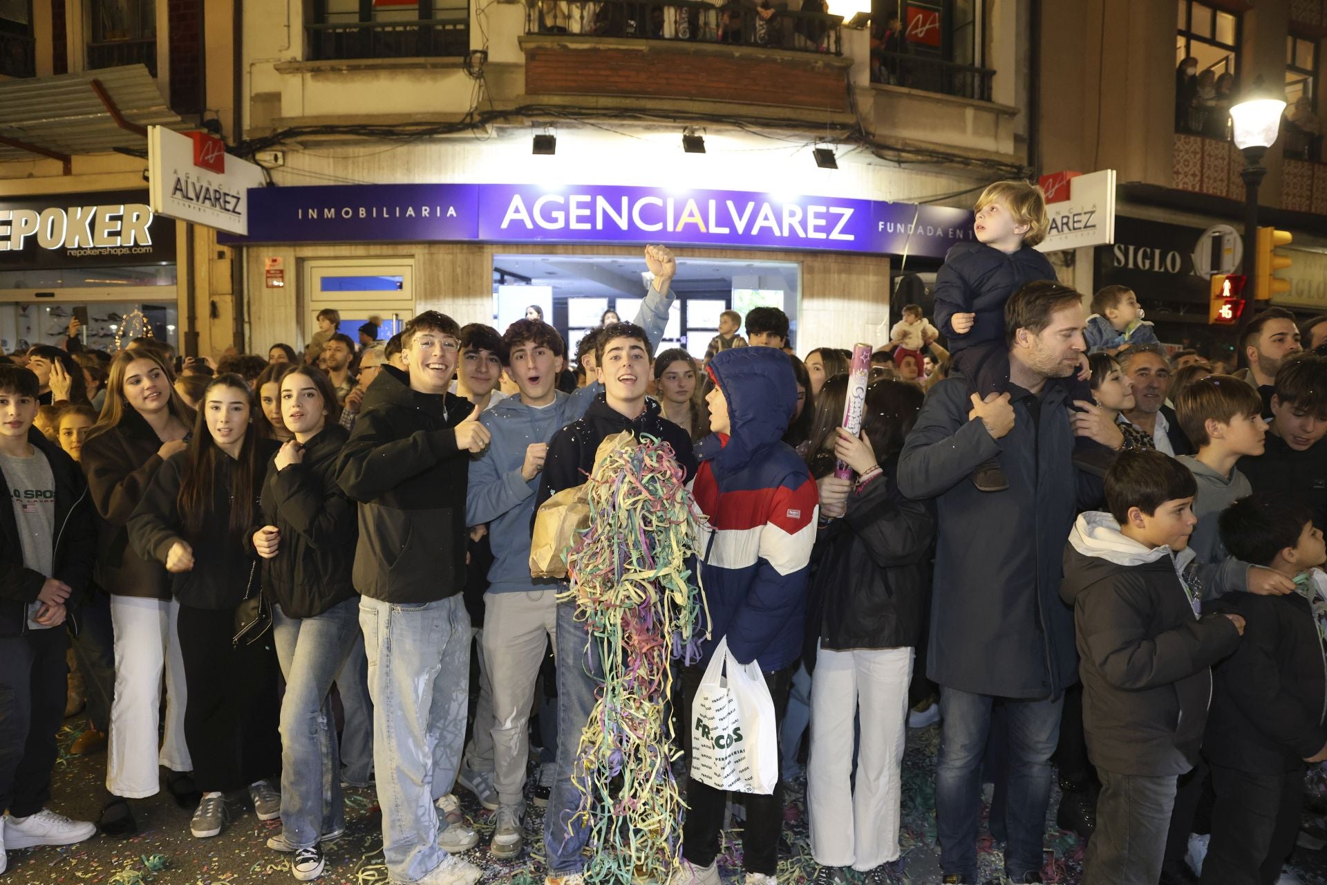 Los Reyes Magos regalan alegría en Gijón en una cabalgata mágica