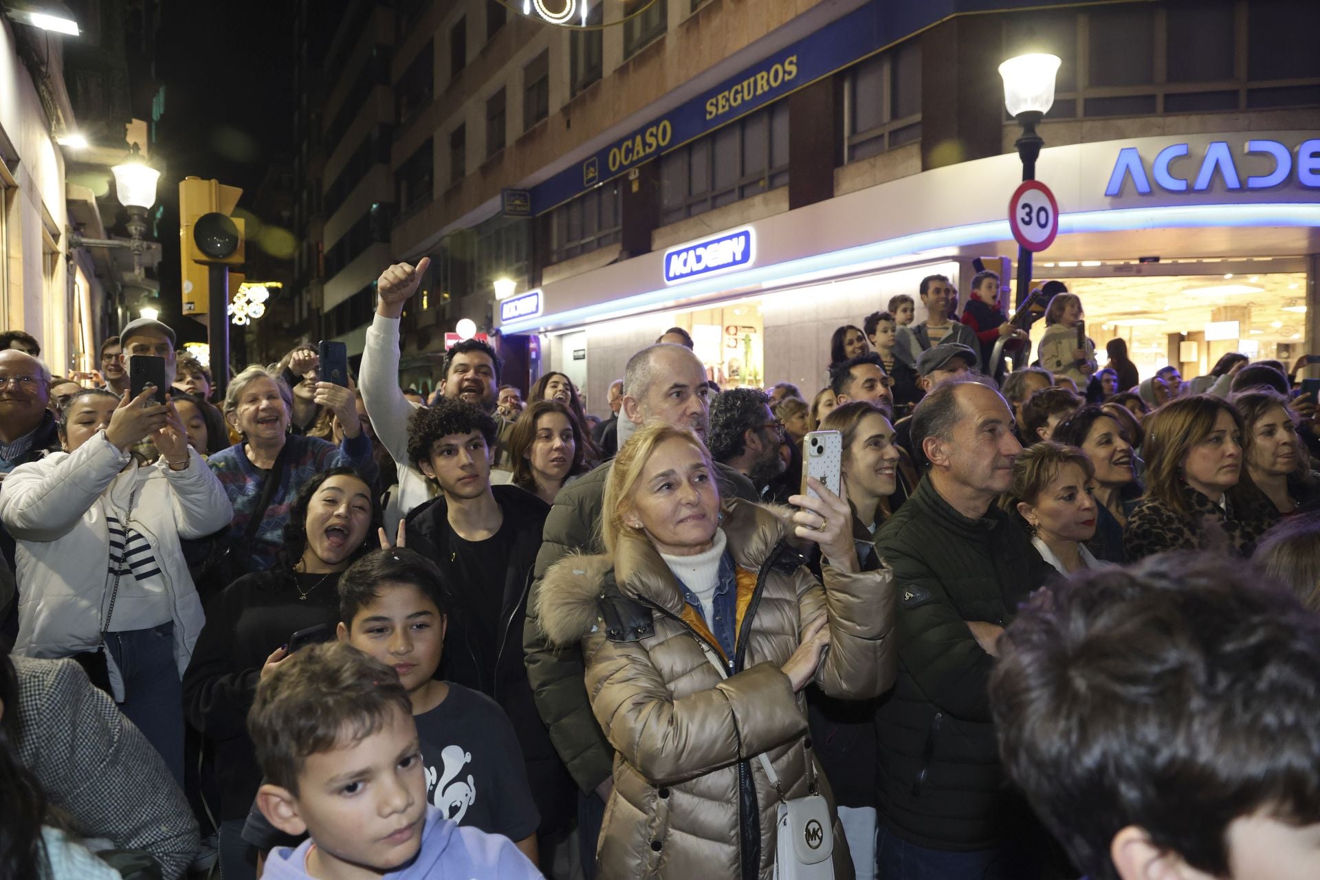 Los Reyes Magos regalan alegría en Gijón en una cabalgata mágica