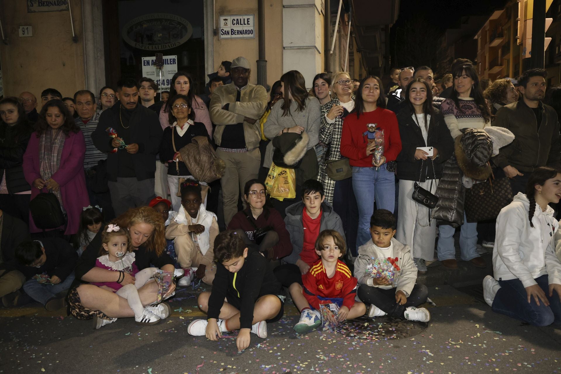 Los Reyes Magos regalan alegría en Gijón en una cabalgata mágica