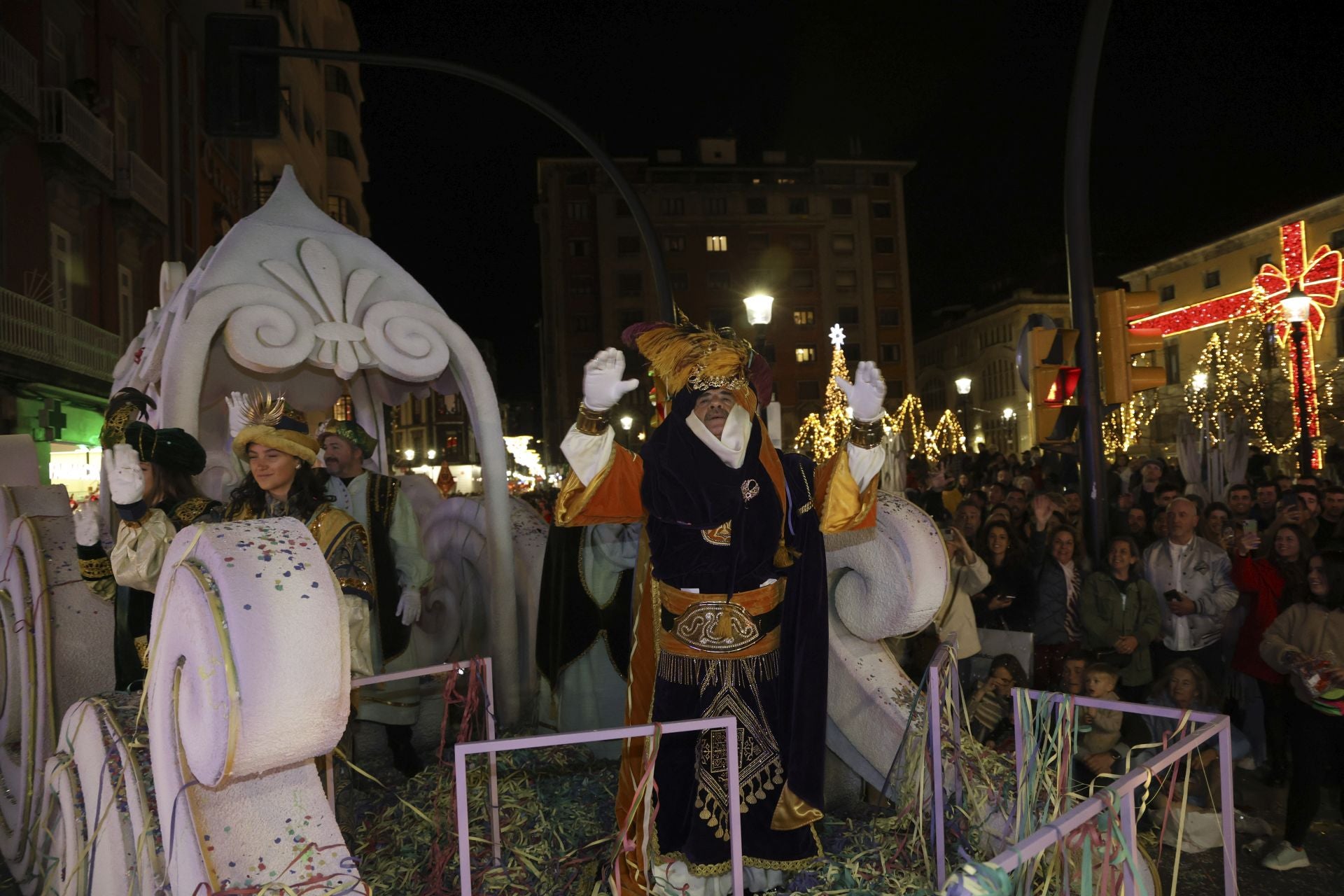 Los Reyes Magos regalan alegría en Gijón en una cabalgata mágica