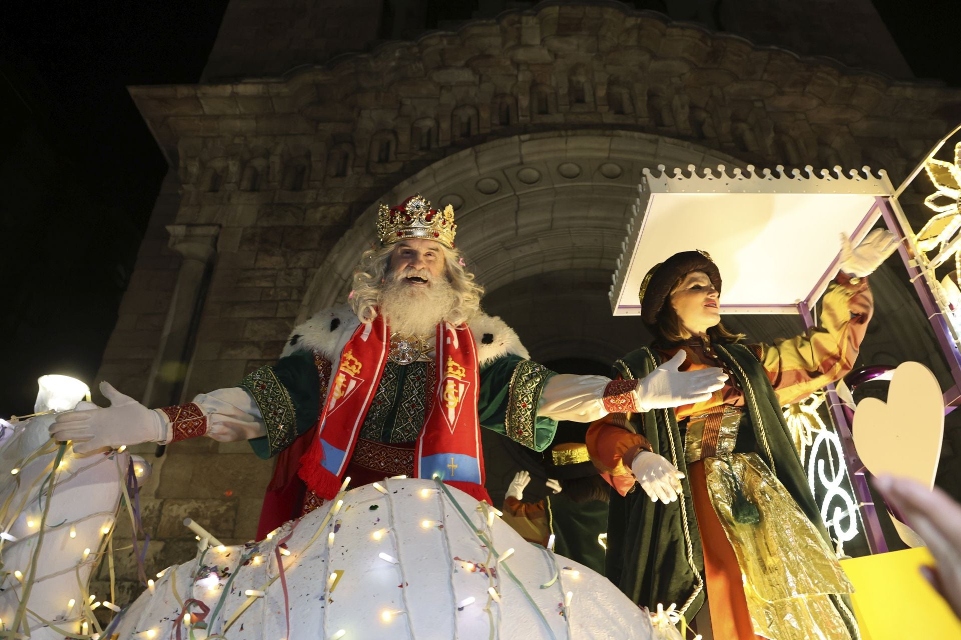 Los Reyes Magos regalan alegría en Gijón en una cabalgata mágica