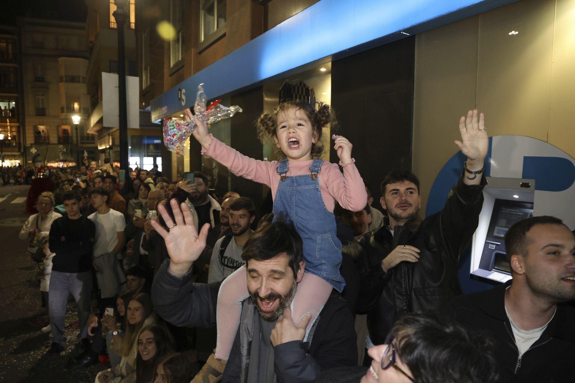 Los Reyes Magos regalan alegría en Gijón en una cabalgata mágica