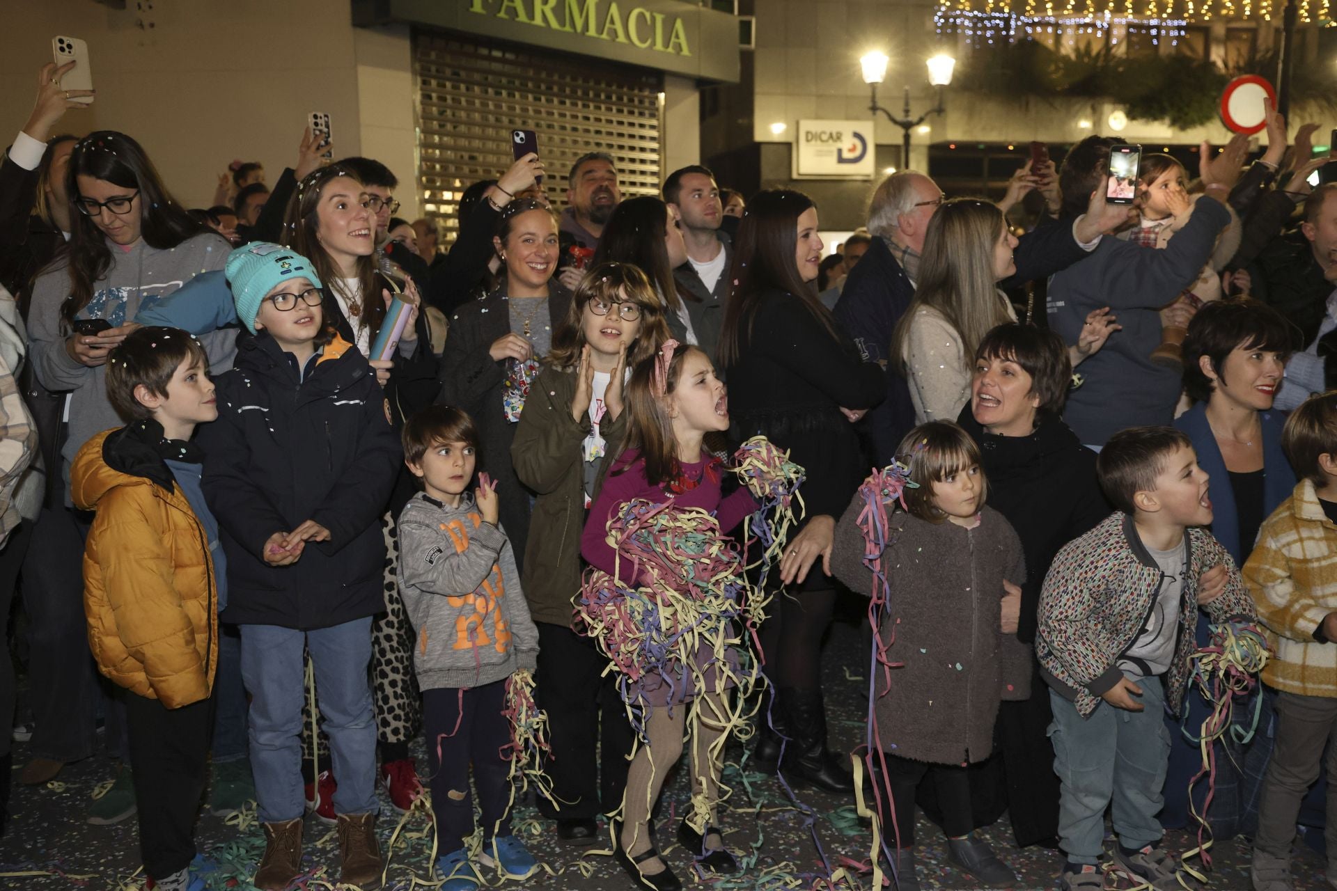 Los Reyes Magos regalan alegría en Gijón en una cabalgata mágica