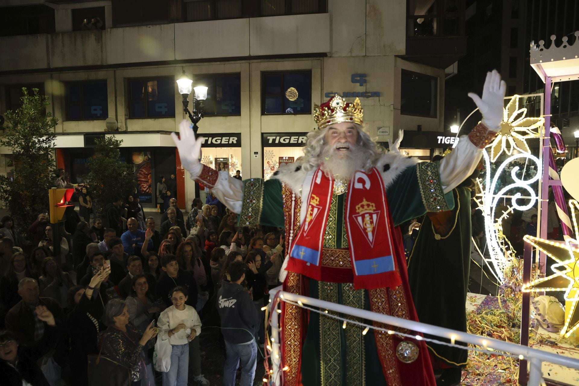 Los Reyes Magos regalan alegría en Gijón en una cabalgata mágica