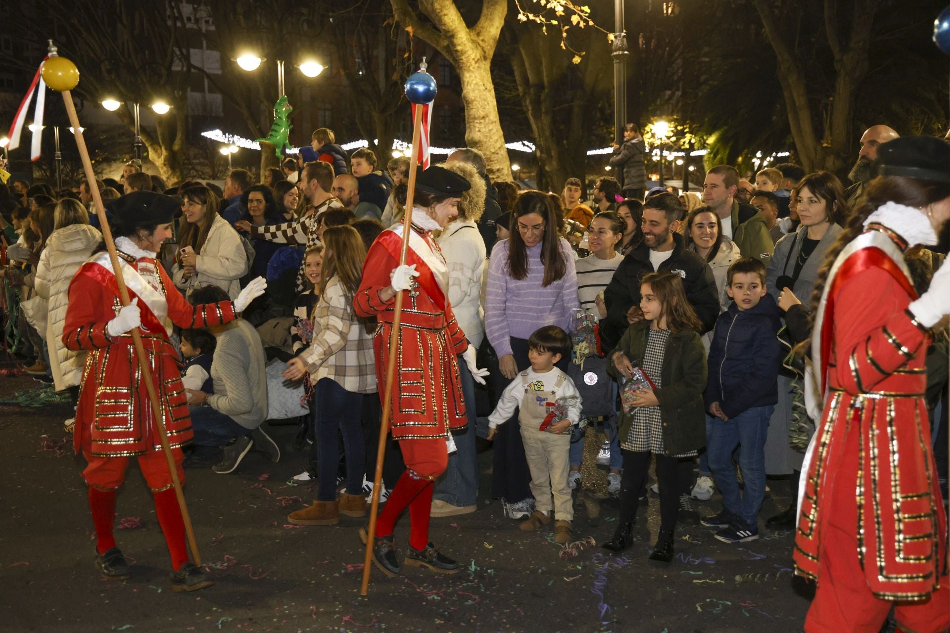 Los Reyes Magos regalan alegría en Gijón en una cabalgata mágica