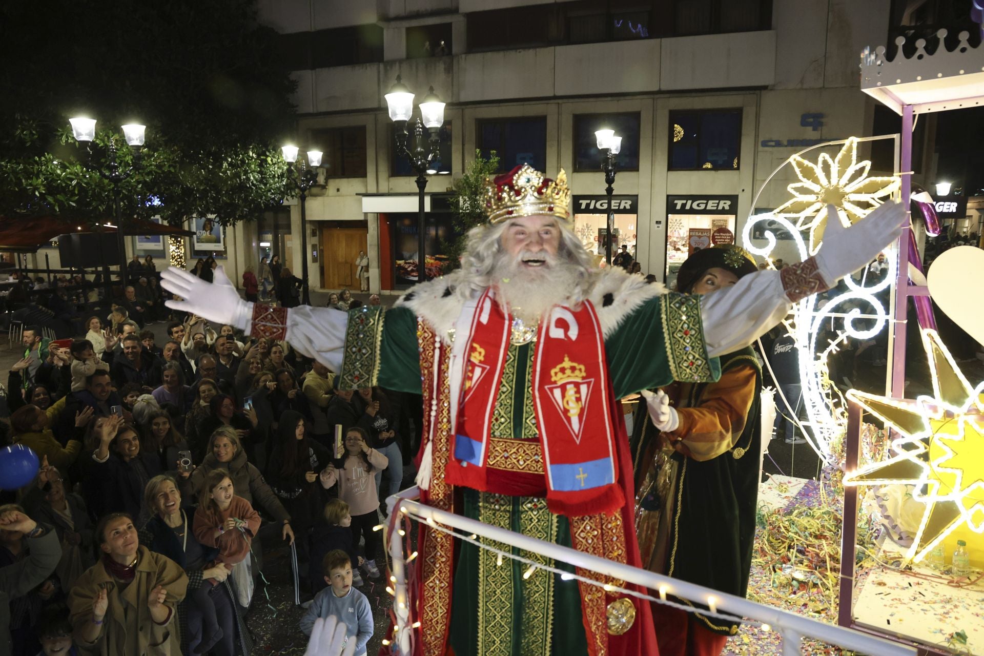 Los Reyes Magos regalan alegría en Gijón en una cabalgata mágica