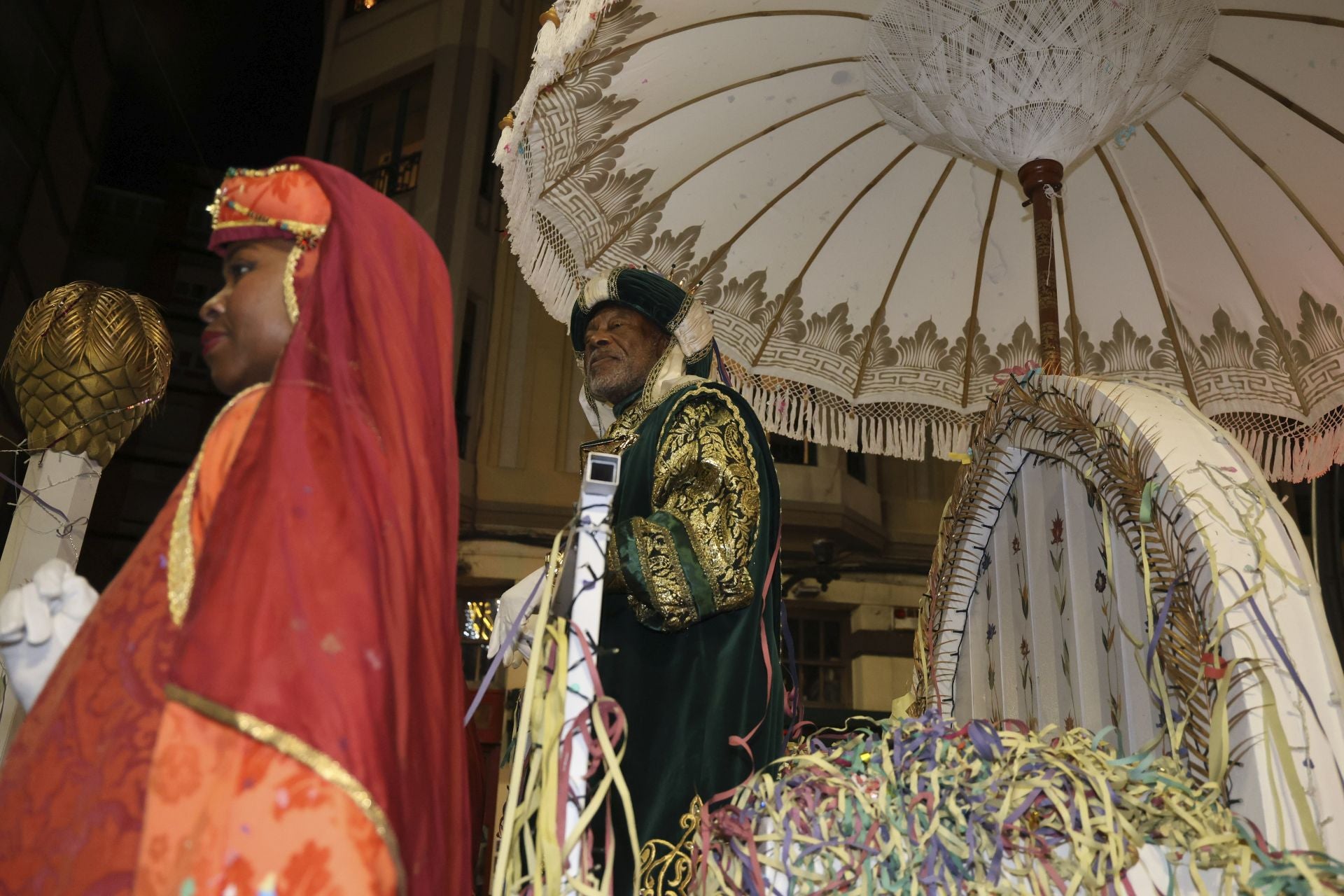 Los Reyes Magos regalan alegría en Gijón en una cabalgata mágica