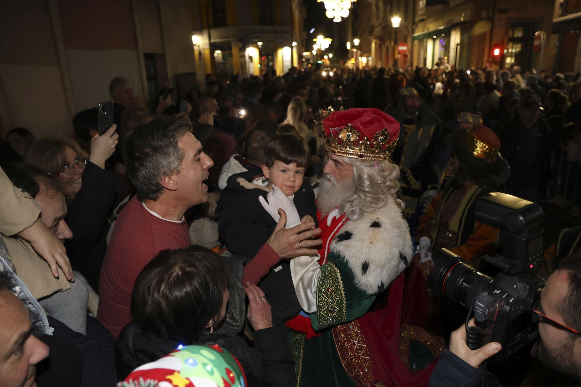 Los Reyes Magos regalan alegría en Gijón en una cabalgata mágica