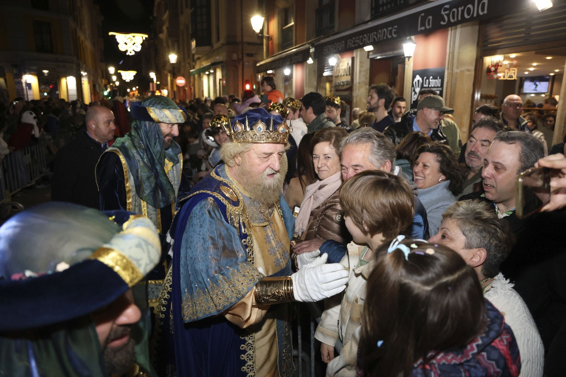 Los Reyes Magos regalan alegría en Gijón en una cabalgata mágica