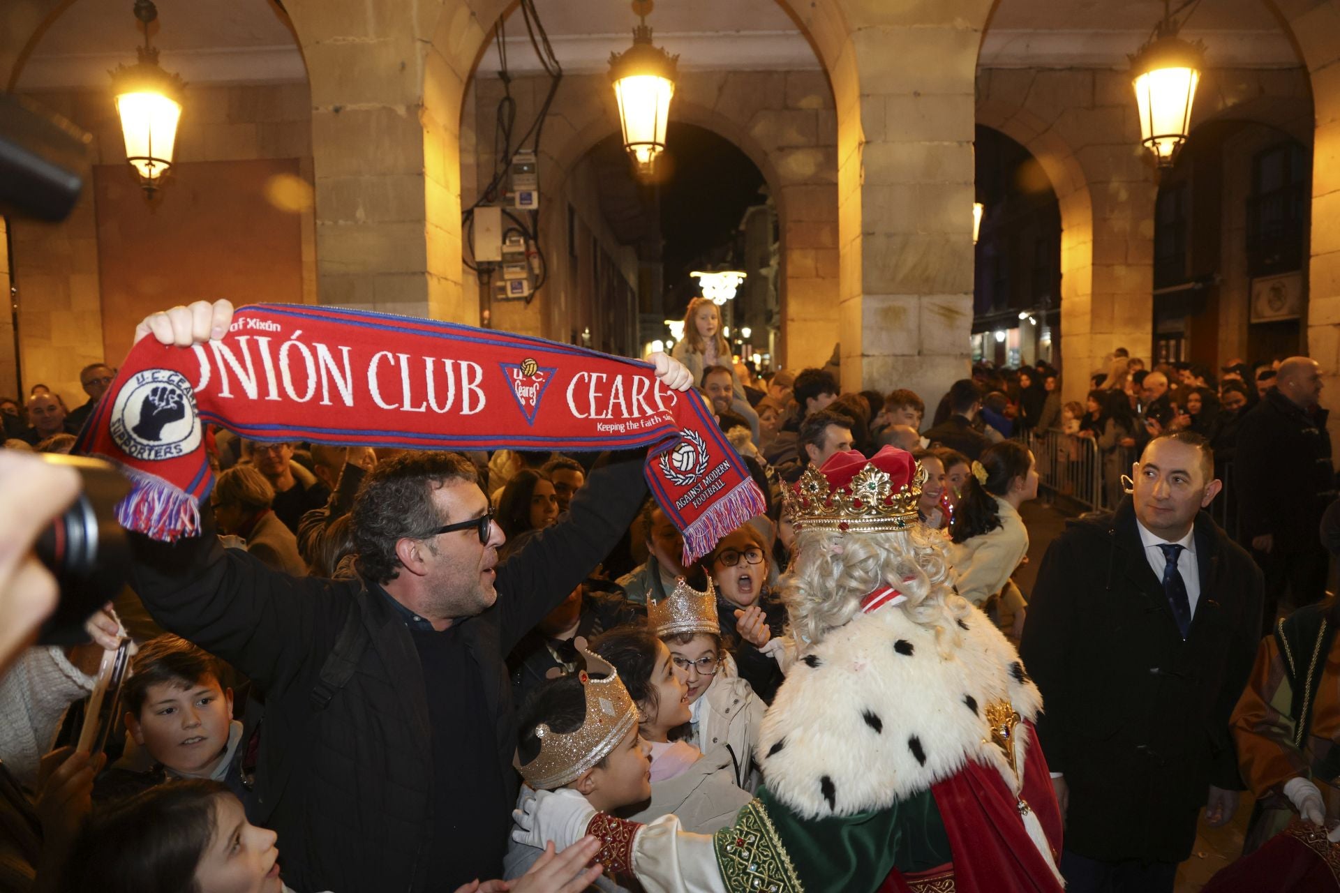 Los Reyes Magos regalan alegría en Gijón en una cabalgata mágica