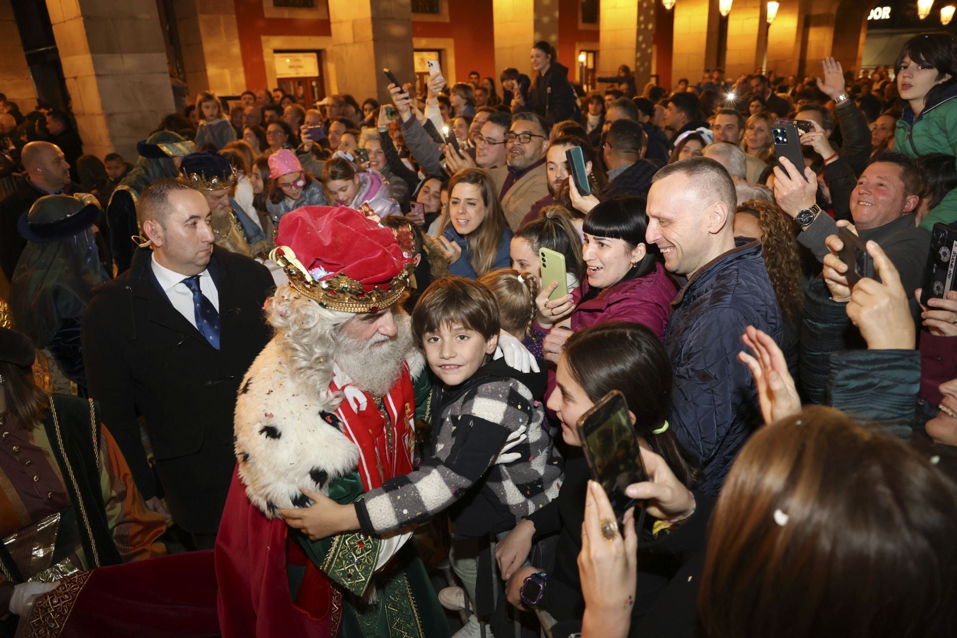 Los Reyes Magos regalan alegría en Gijón en una cabalgata mágica