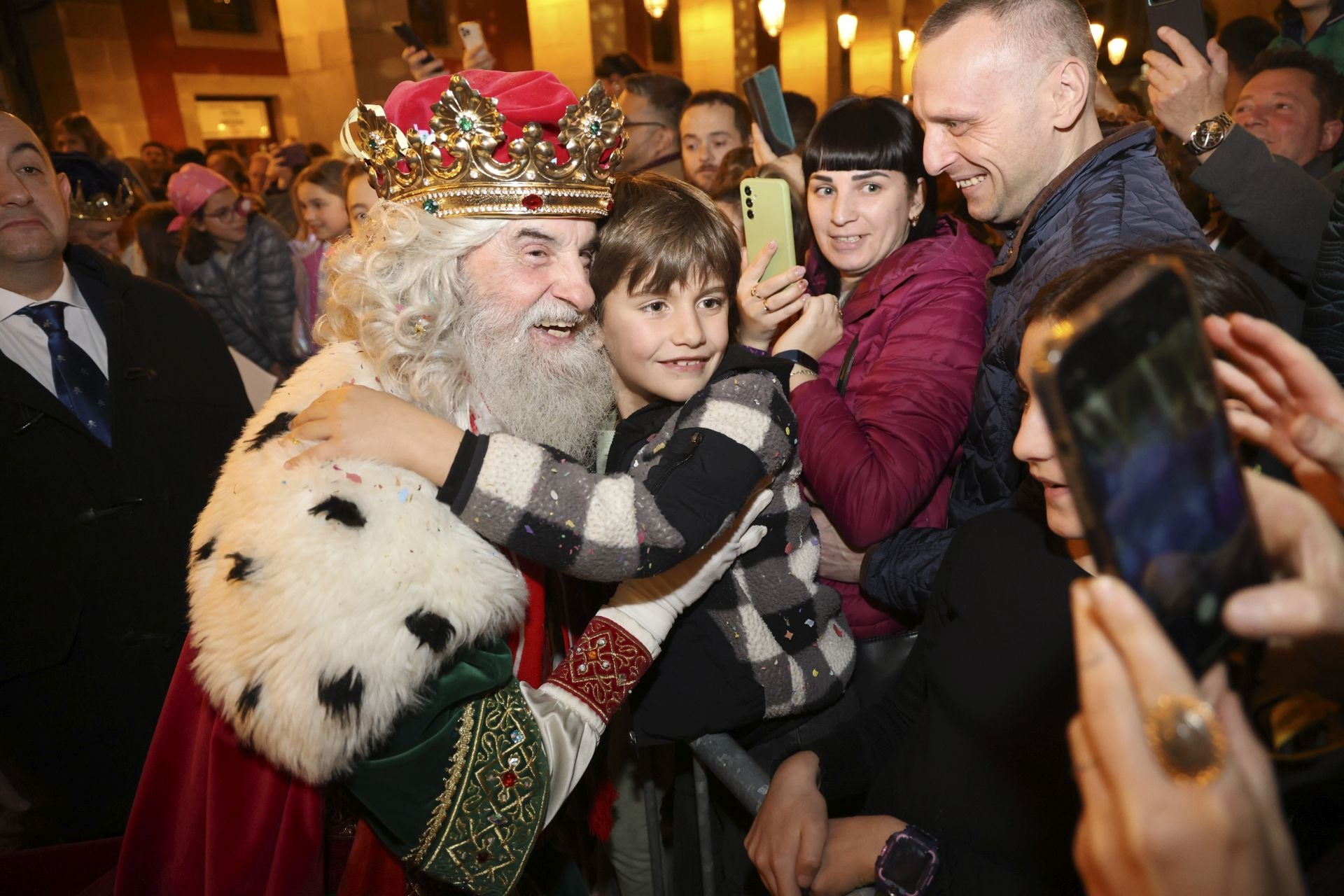 Los Reyes Magos regalan alegría en Gijón en una cabalgata mágica