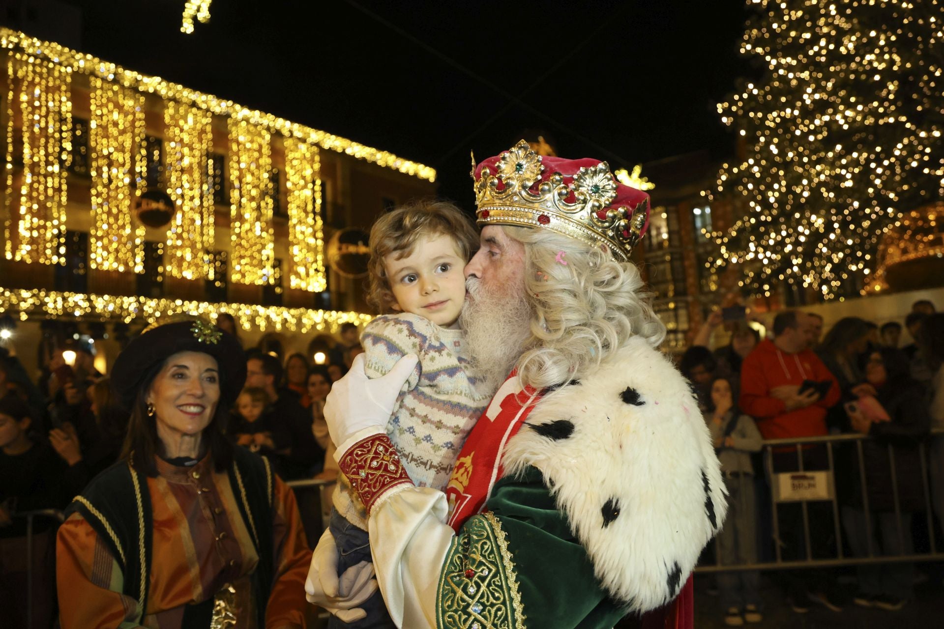 Los Reyes Magos regalan alegría en Gijón en una cabalgata mágica