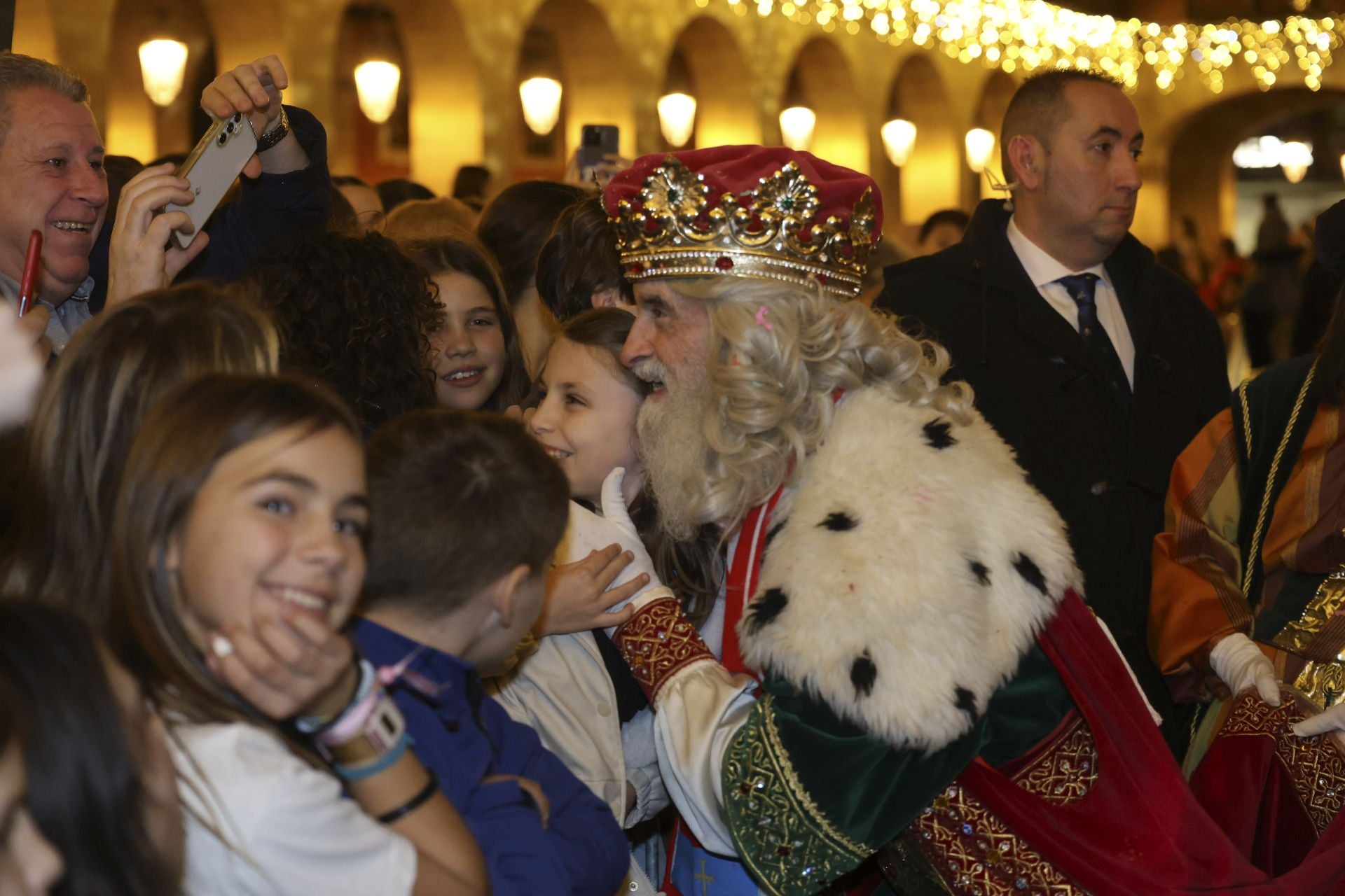 Los Reyes Magos regalan alegría en Gijón en una cabalgata mágica