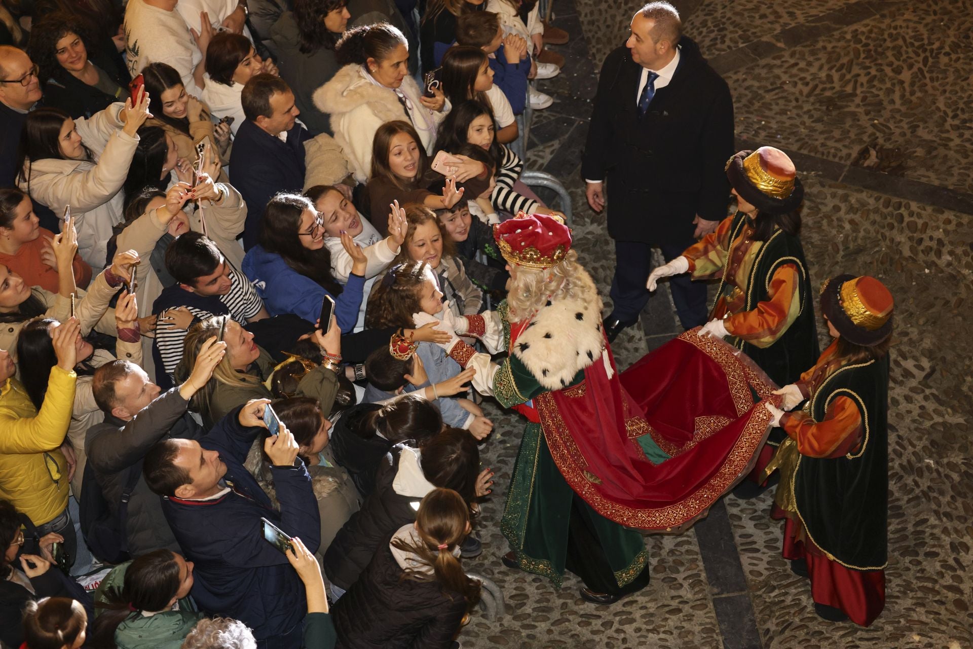 Los Reyes Magos regalan alegría en Gijón en una cabalgata mágica