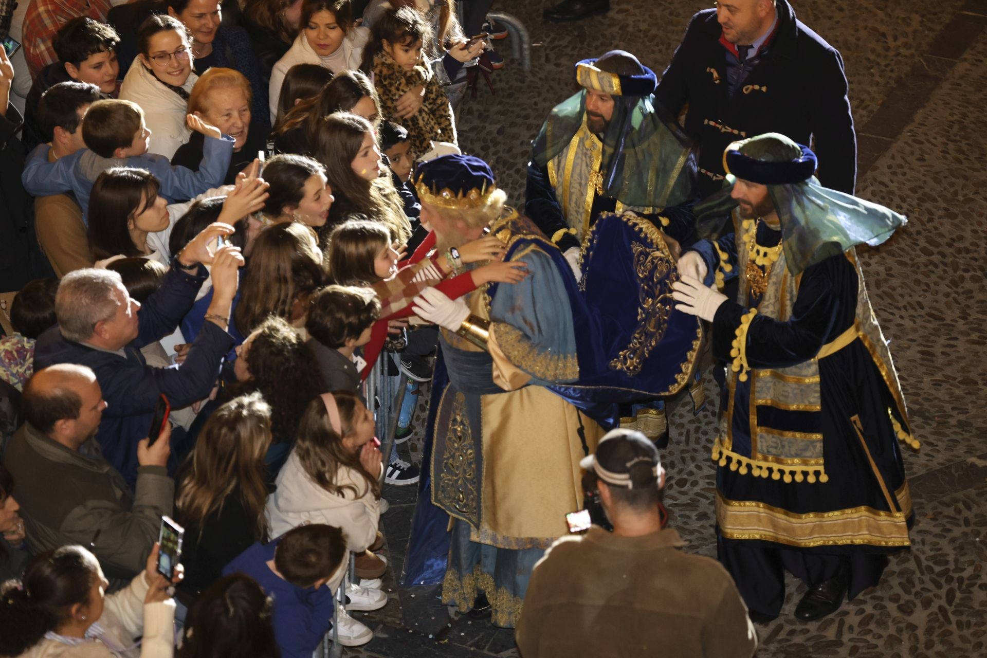 Los Reyes Magos regalan alegría en Gijón en una cabalgata mágica