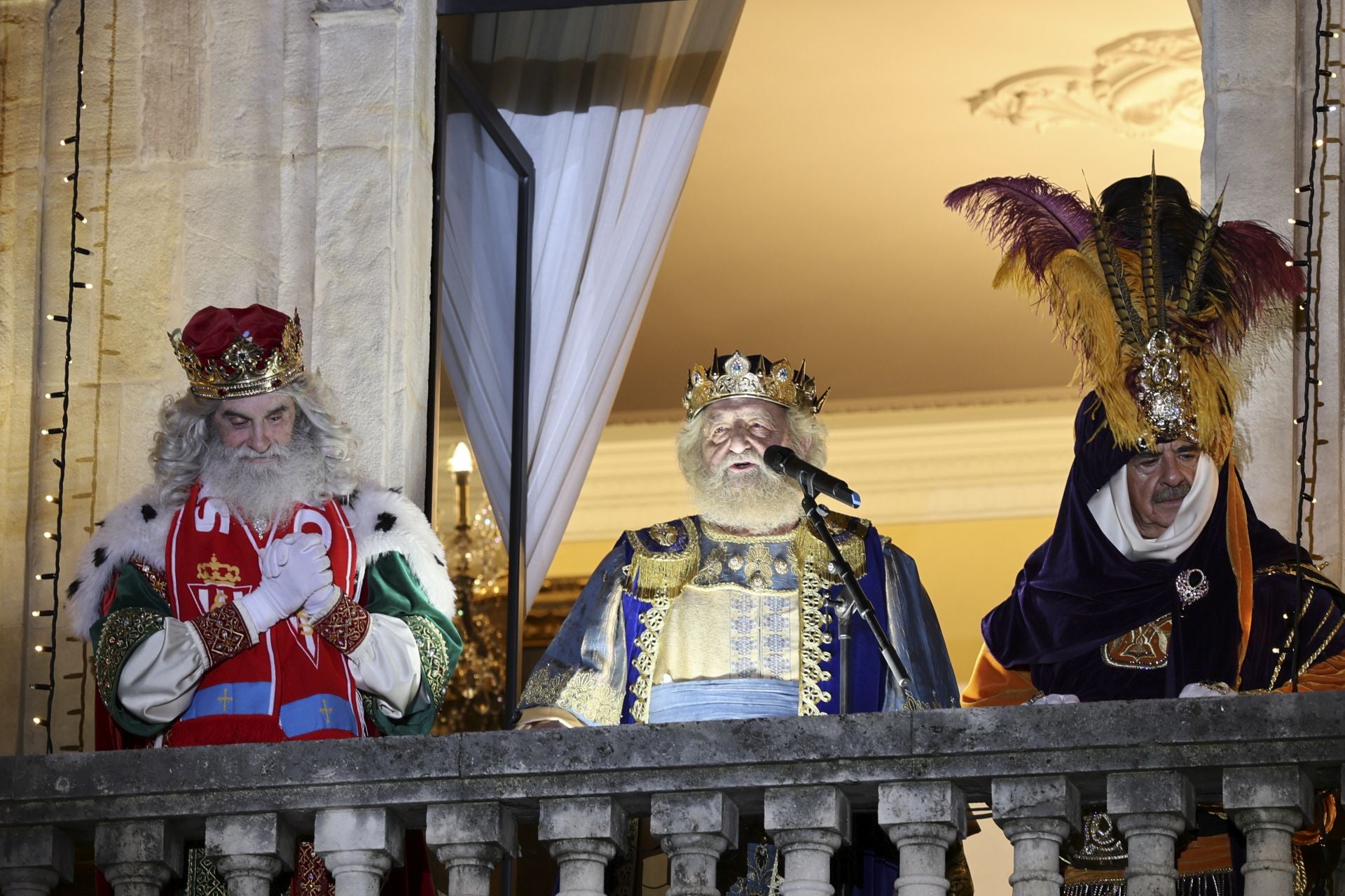 Los Reyes Magos regalan alegría en Gijón en una cabalgata mágica